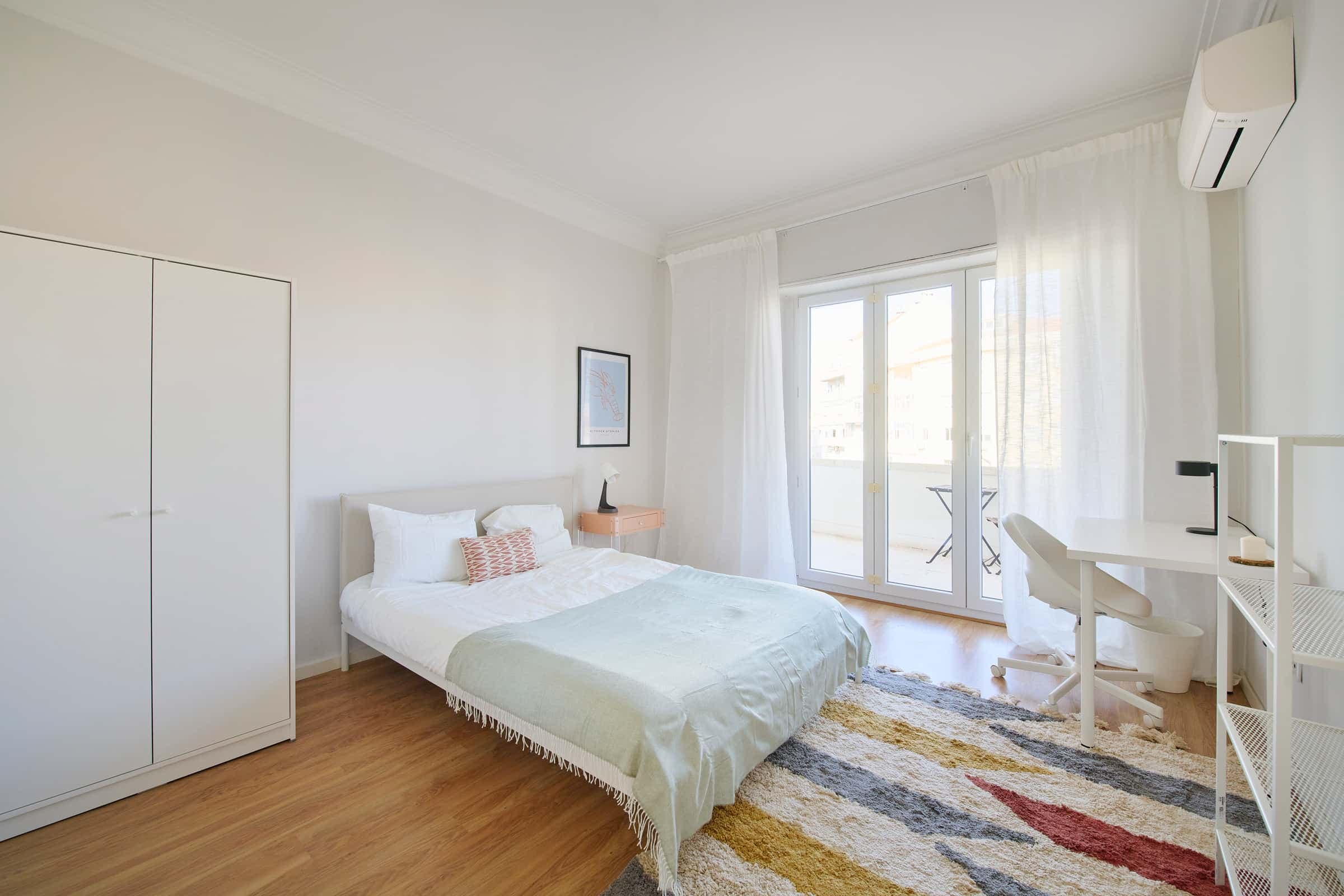 Bedroom with private balcony in a 4-bedroom apartment in Areeiro, Lisbon - Room 2 photo 1