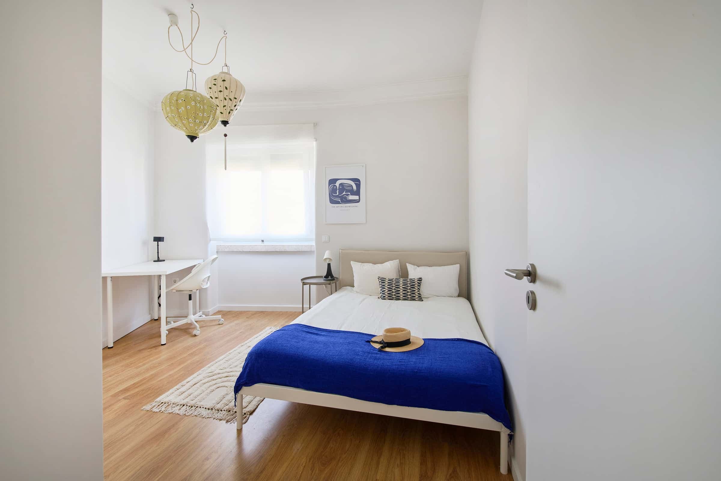 Cosy bedroom in a 4-bedroom apartment in Areeiro, Lisbon - Room 1 photo 1