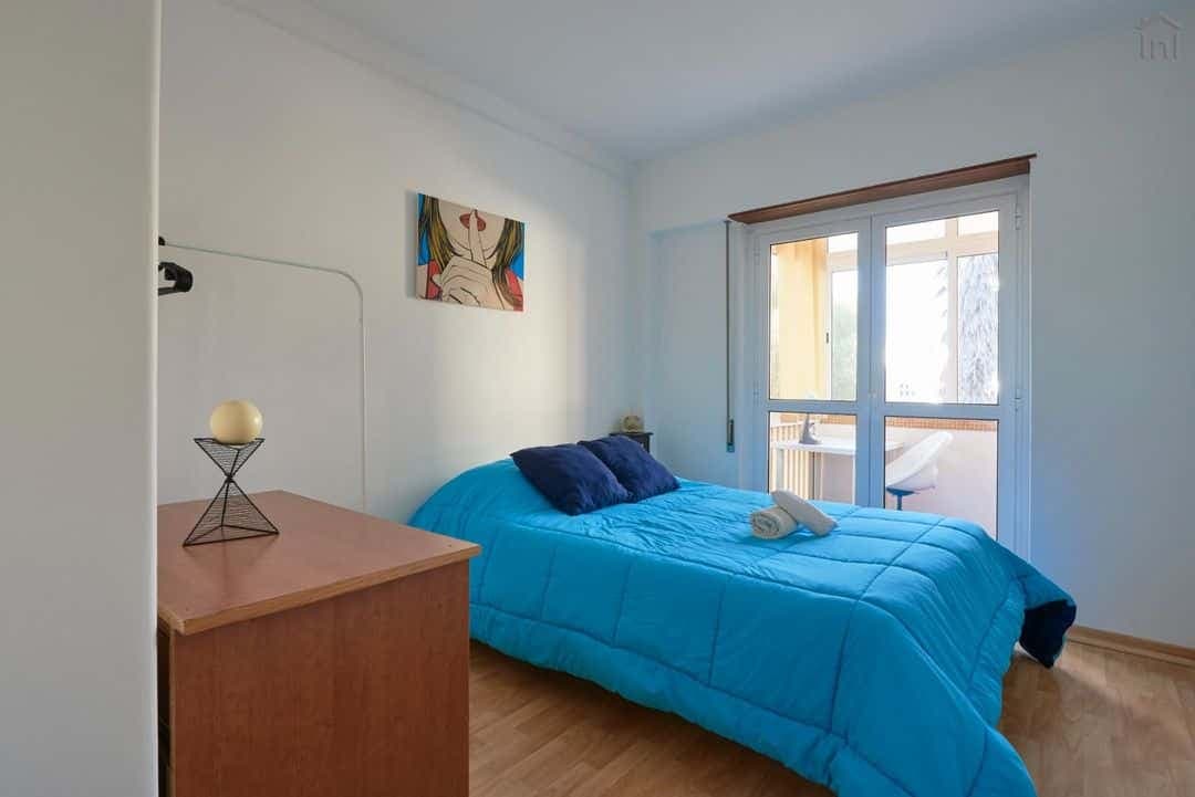 Luminous double bedroom in a 3-bedroom apartment in Entrecampos - Room 1 photo 1