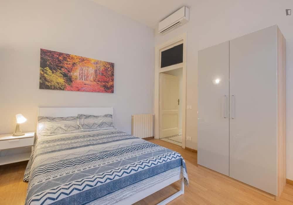 Regina 6 Room 4 photo 1