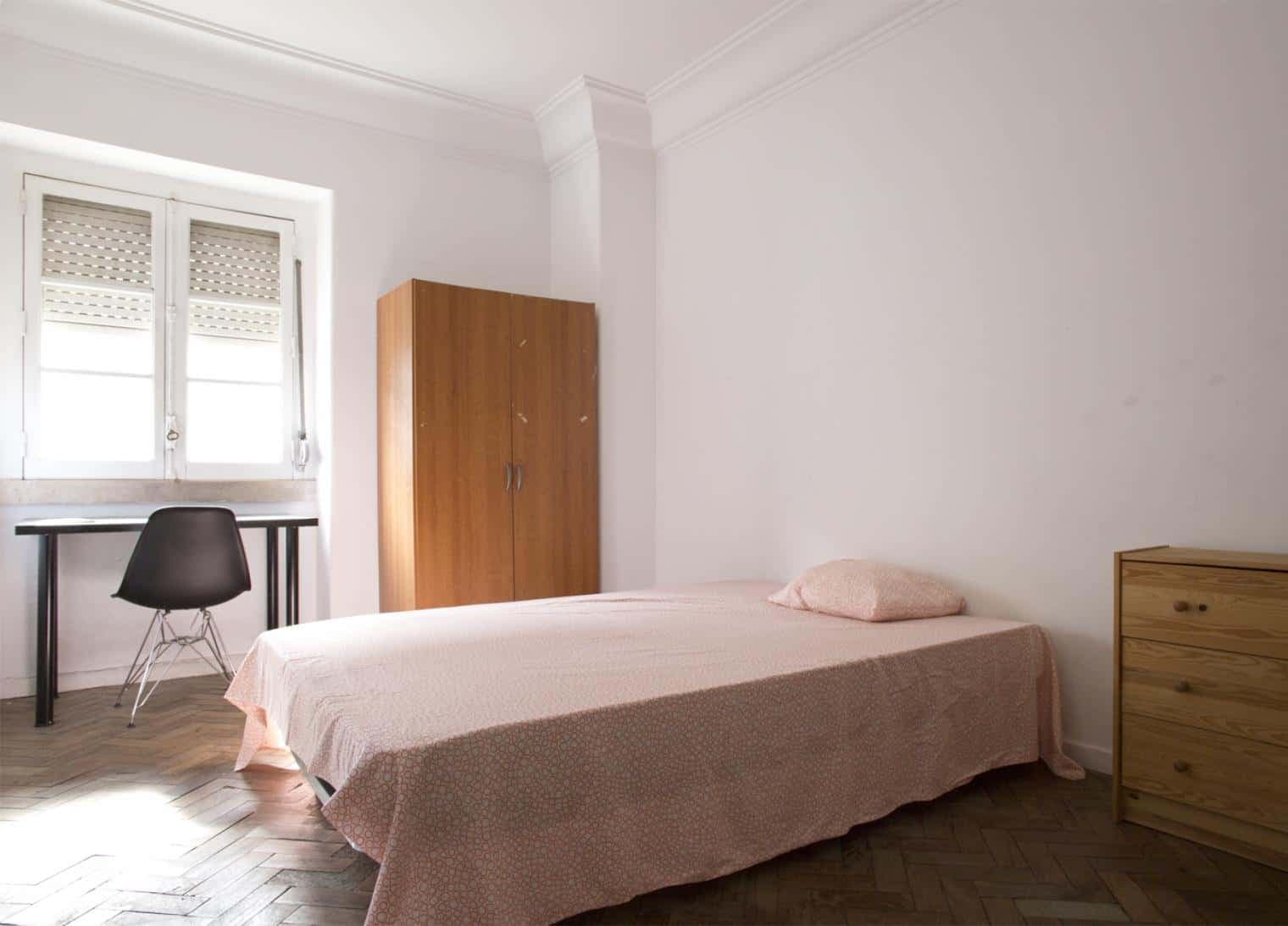 Quarto com cama de casal em apartamento com 7 quartos - FLAT F - F4 photo 1