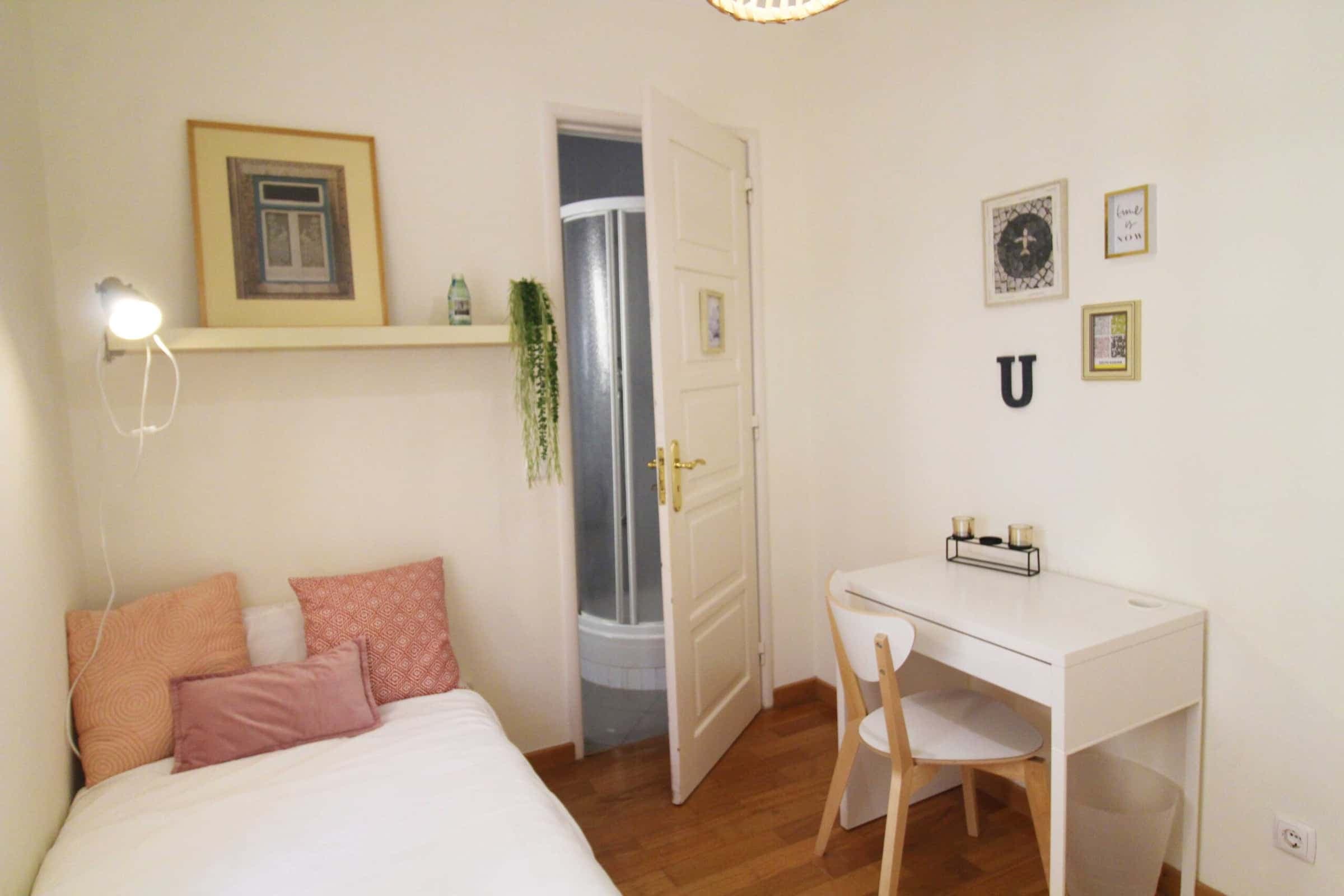 Alameda - Room 6 (with private bathroom) photo 1