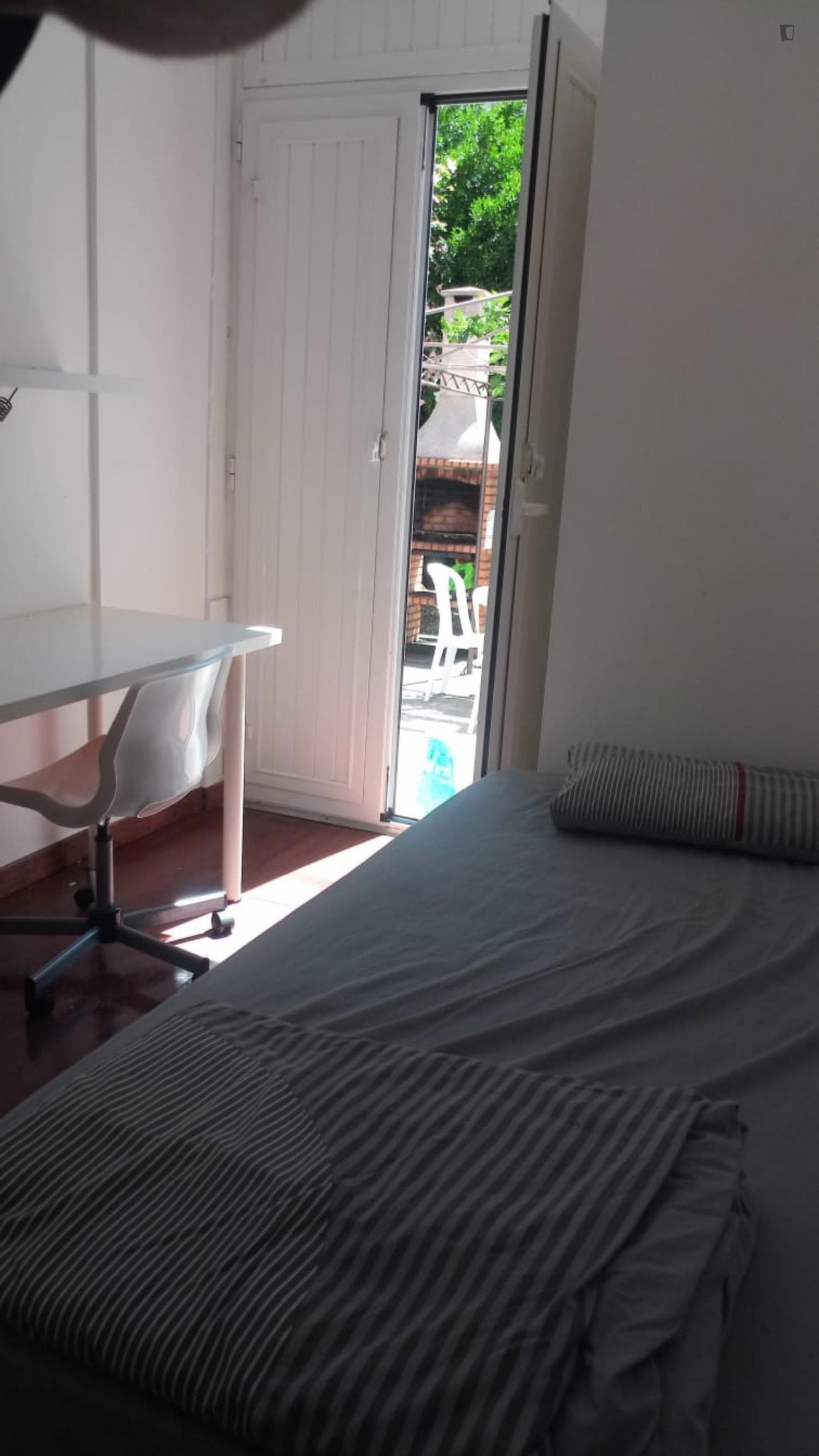 Single bedroom in 7-bedroom house photo 1