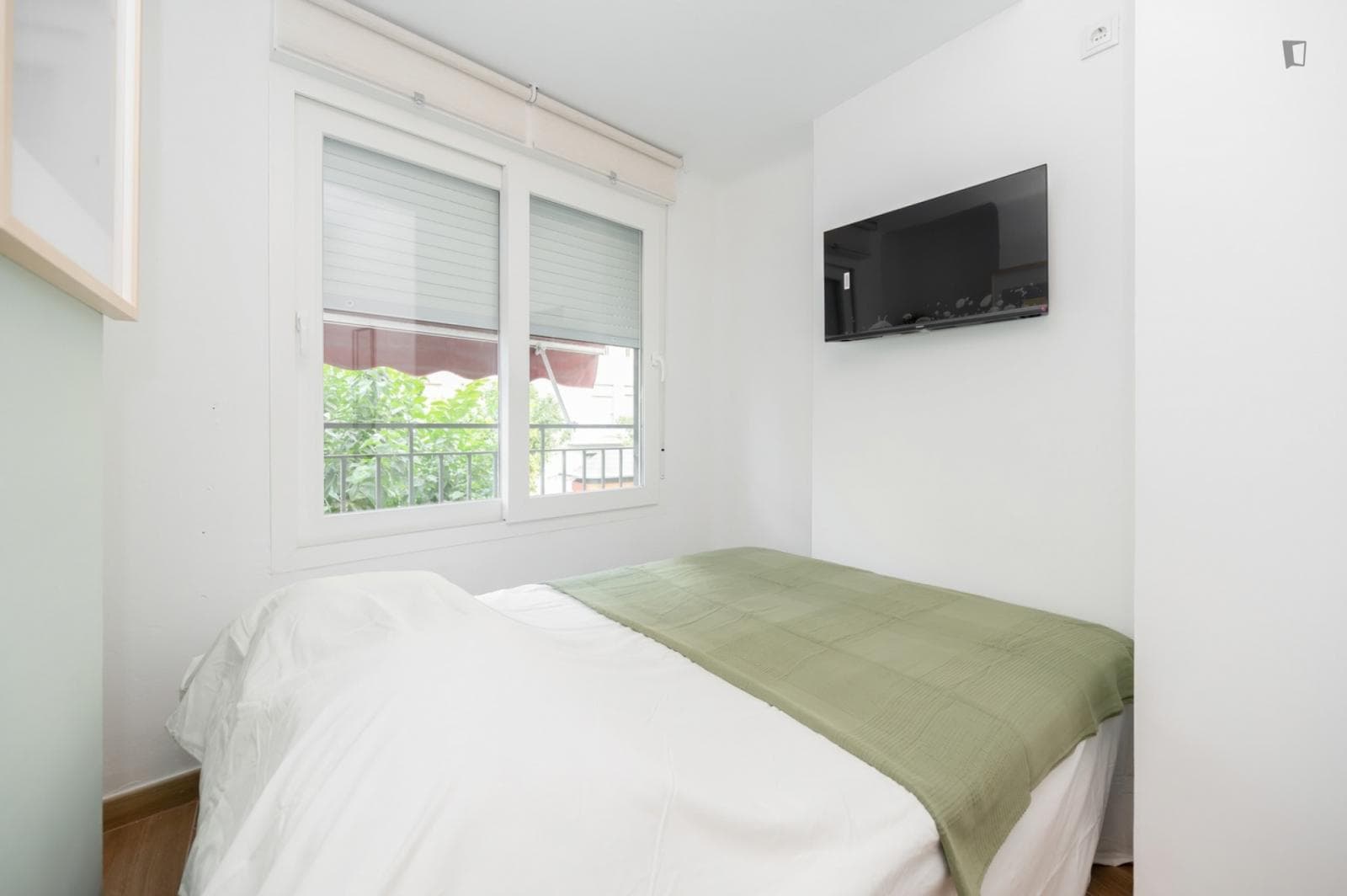 Great looking single bedroom in a property with balcony photo 1