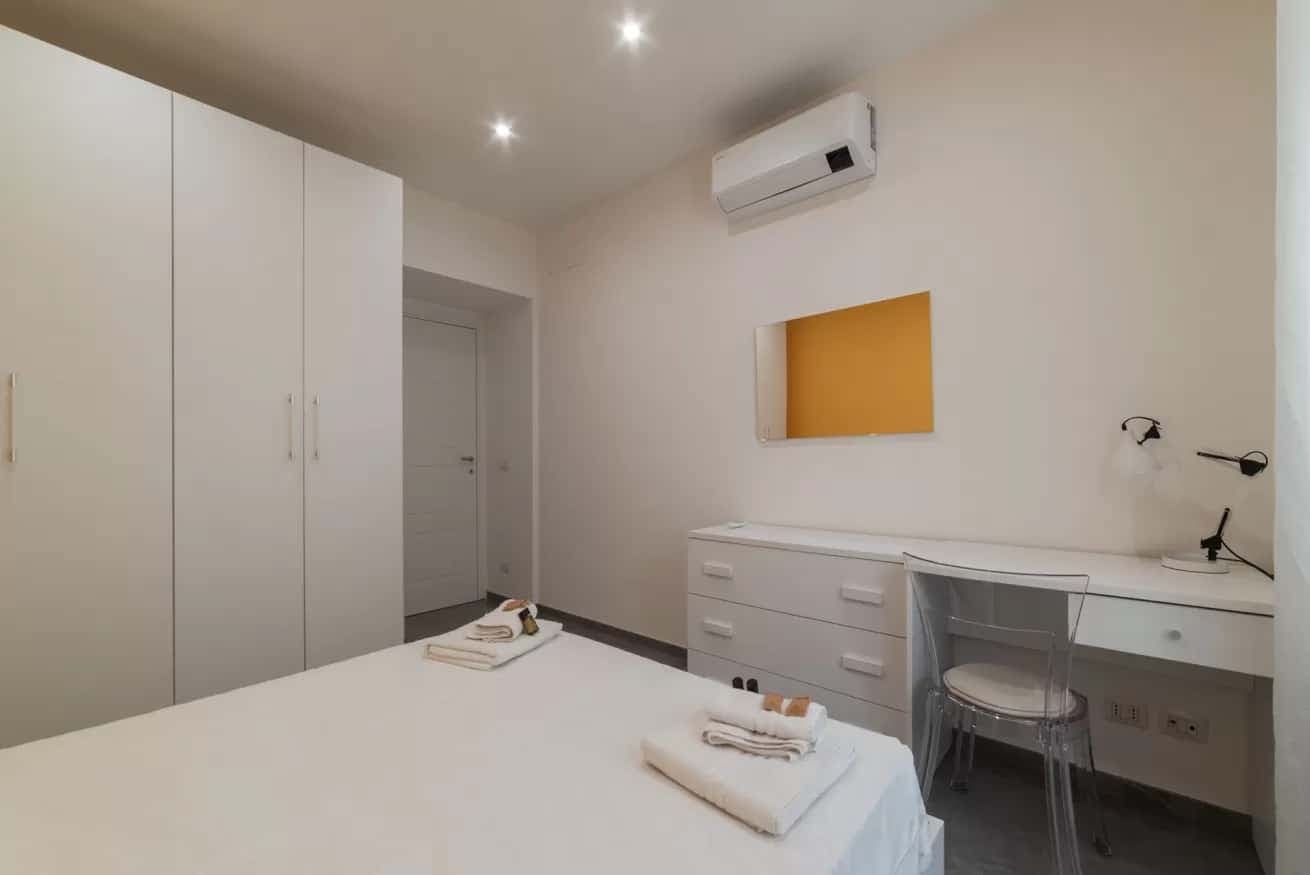 Delightful 3-bed flat w/ balcony photo 1