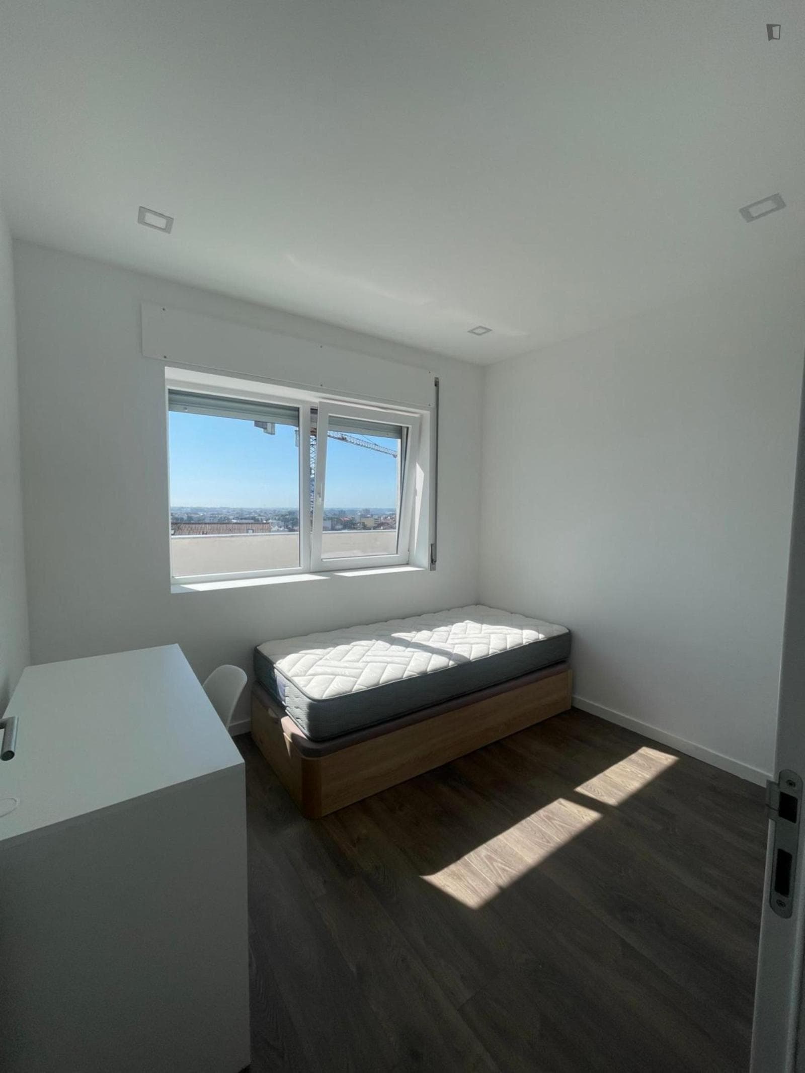 Bright Single Bedroom close to Faculty of Engineering - University of Porto photo 1