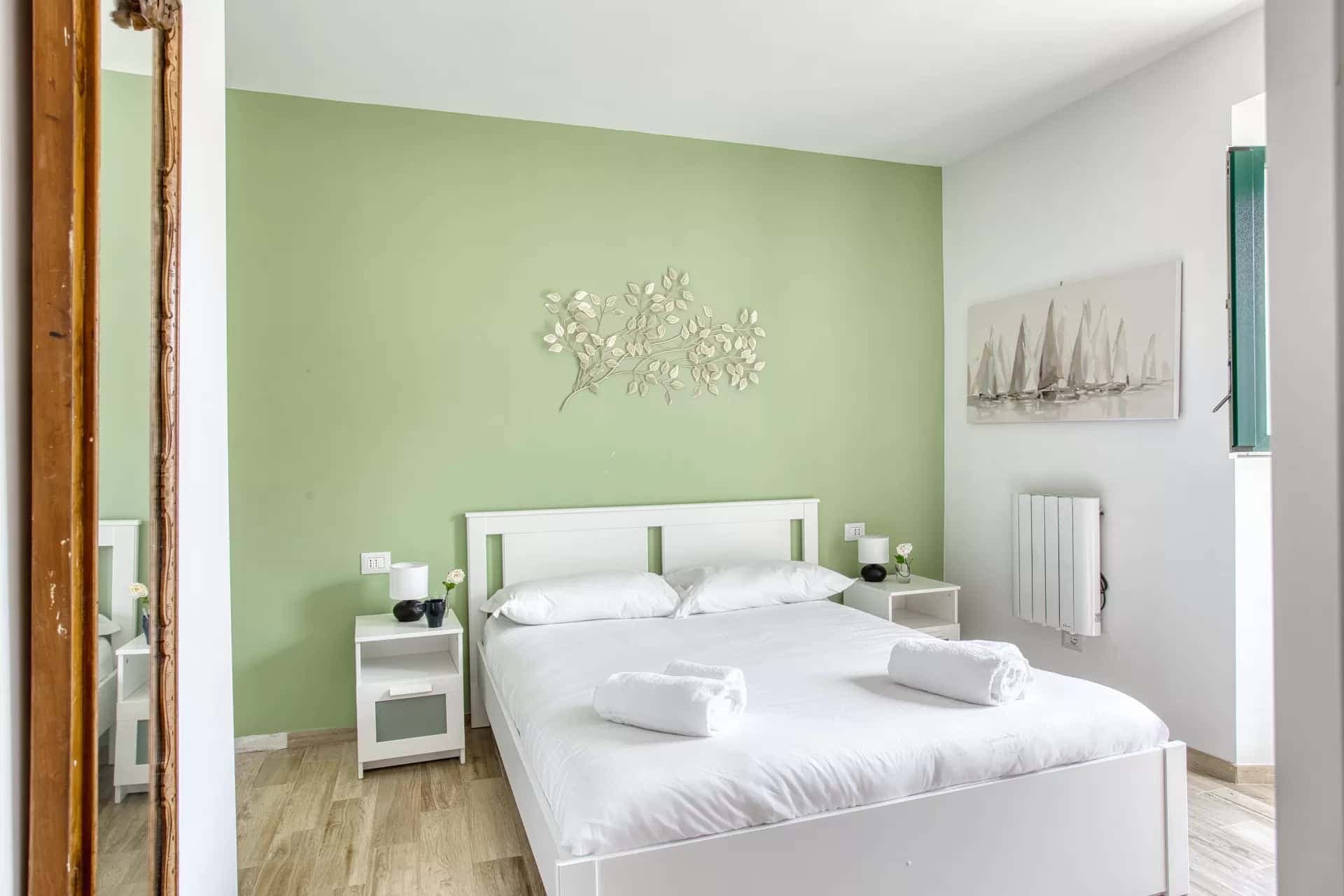 Lively 1-bed flat near city centre photo 1