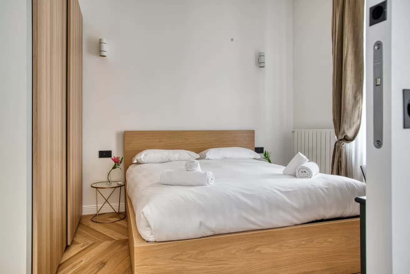 Stunning 2-bed flat w/ balcony photo 1