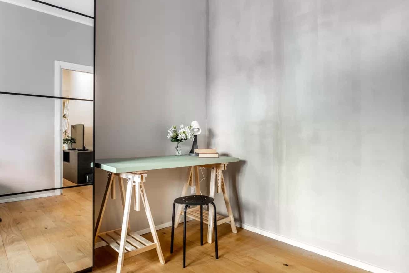 Charming 1-bed flat w/ desk photo 1