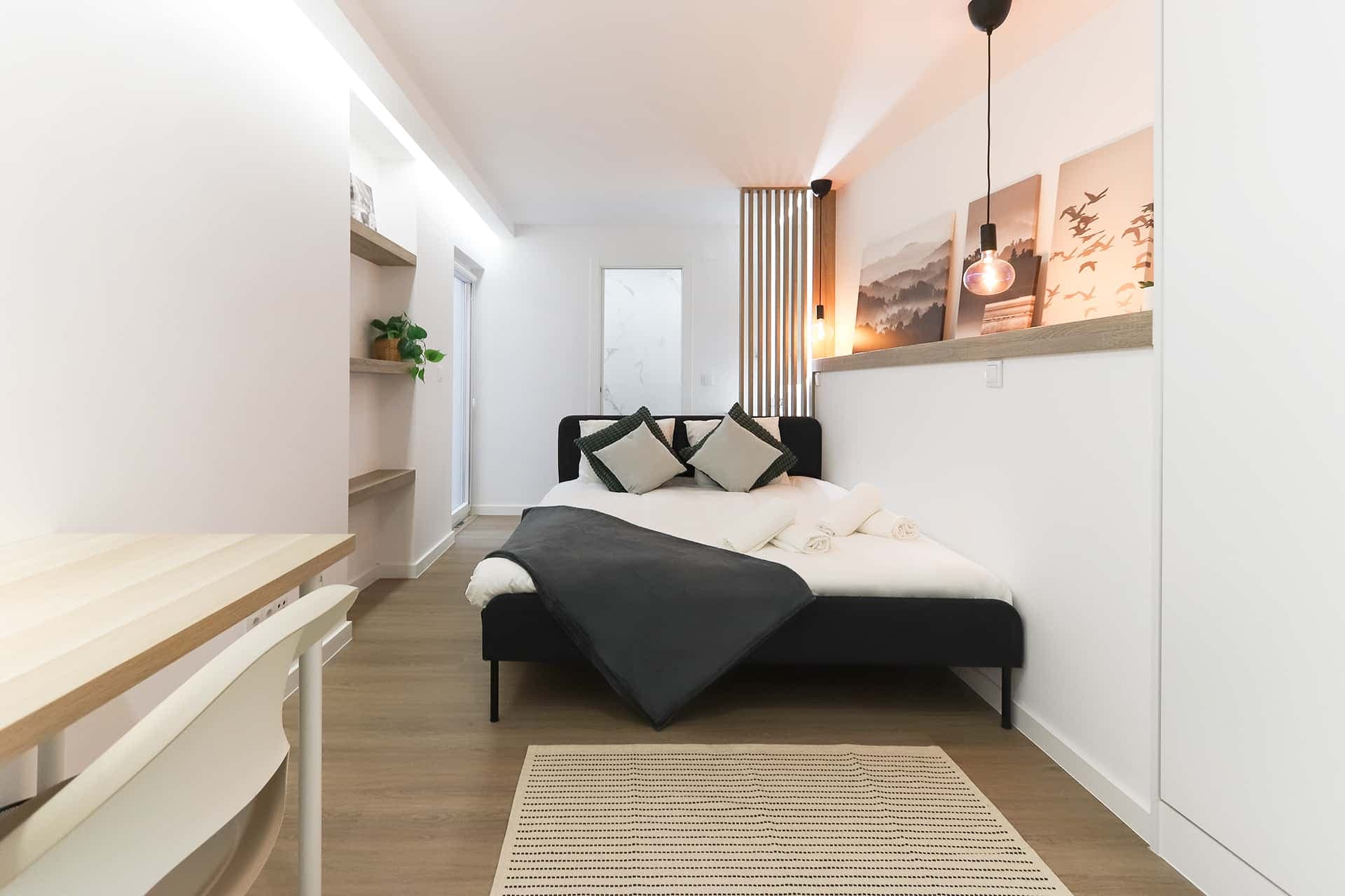 Bright bedroom with private bathroom in a 5-bedroom apartment in Lisbon - Room 4 photo 1