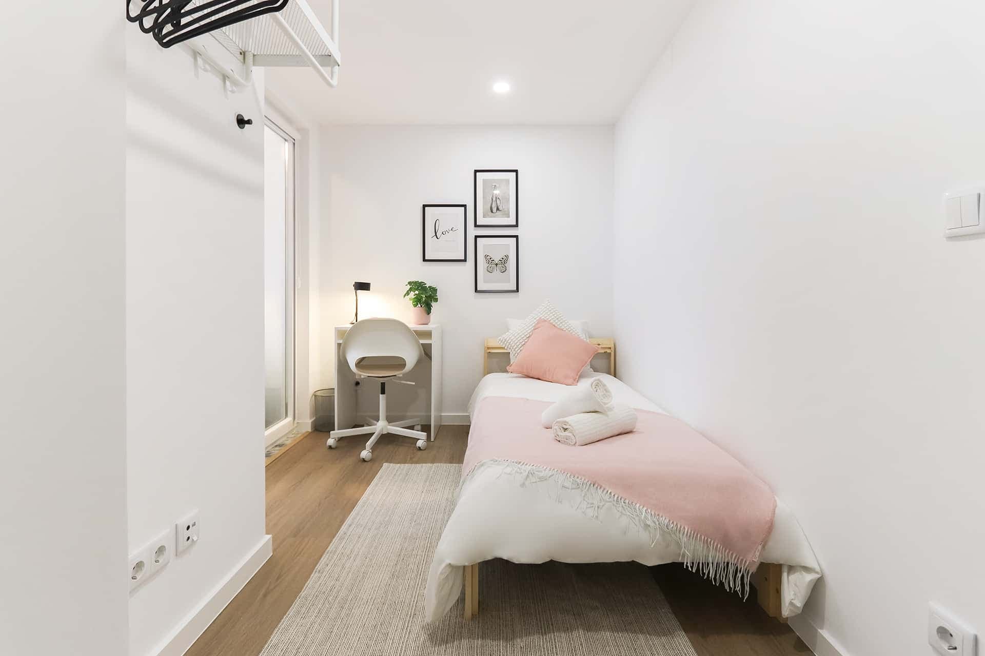Comfortable bedroom in a 5-bedroom apartment in Lisbon - Room 3 photo 1