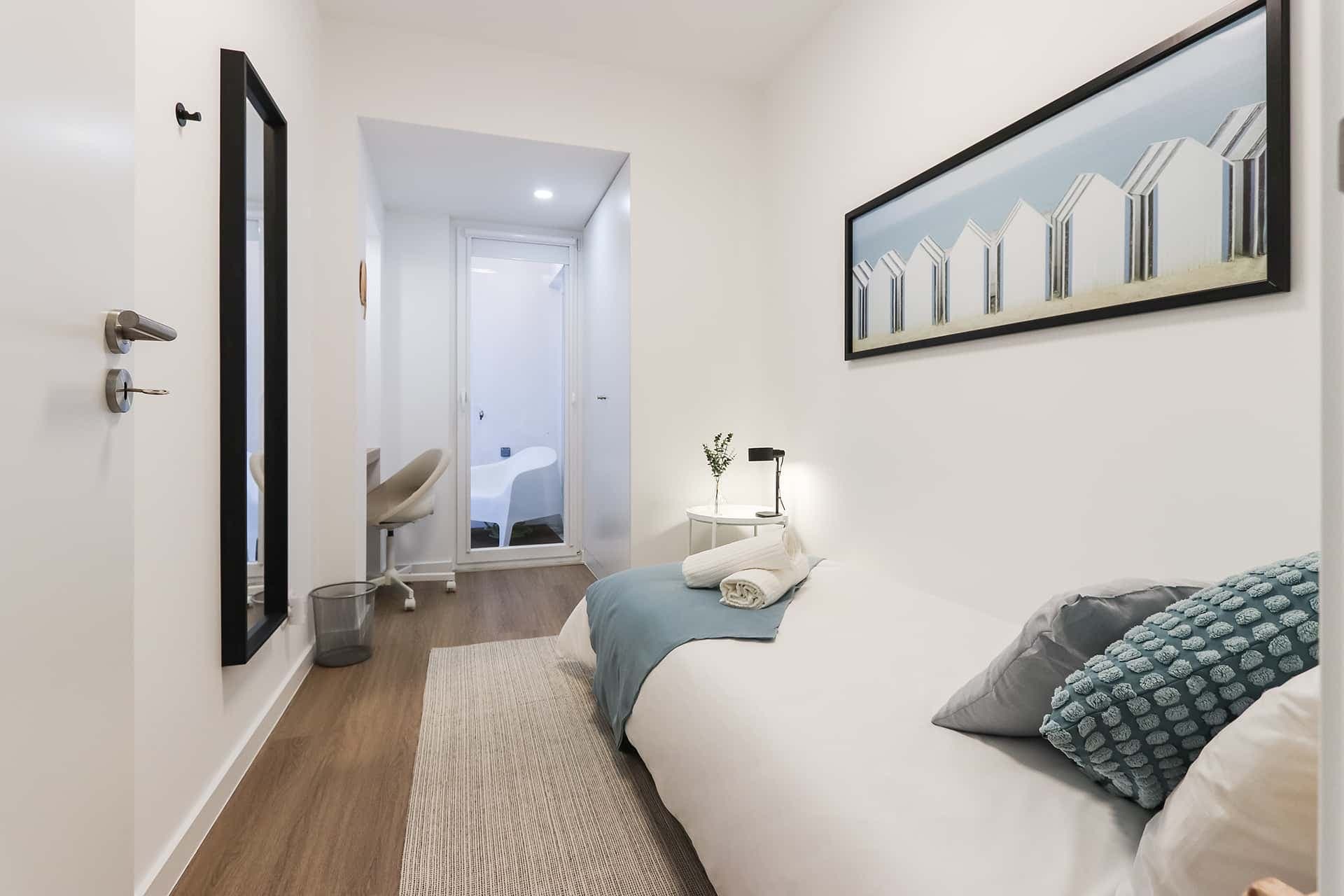 Cosy bedroom in a 5-bedroom apartment in Lisbon - Room 2 photo 1