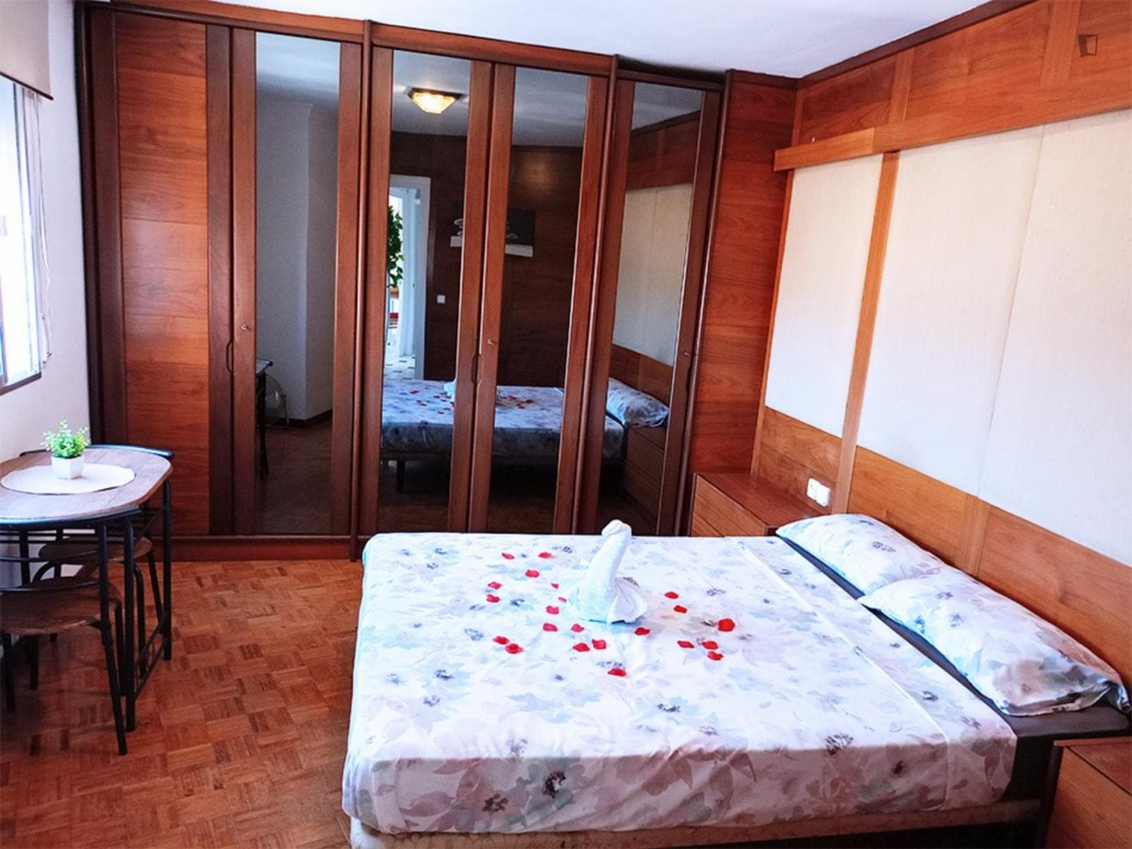 Large Double Bedroom close to Atarazanas Metro photo 1