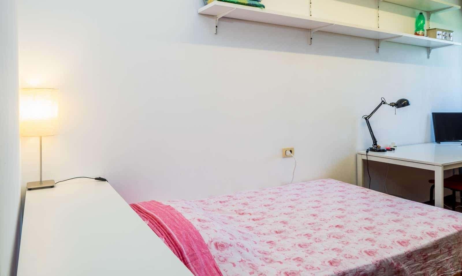 Double Bed in Spacious female only rooms in a 5 bed 2 bath apartment with utilities included, Chiesa Rossa photo 1