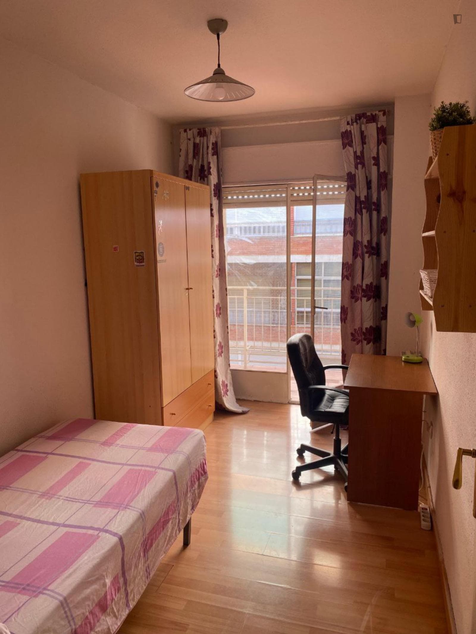 Single bedroom, with balcony, in 5-bedroom house photo 1