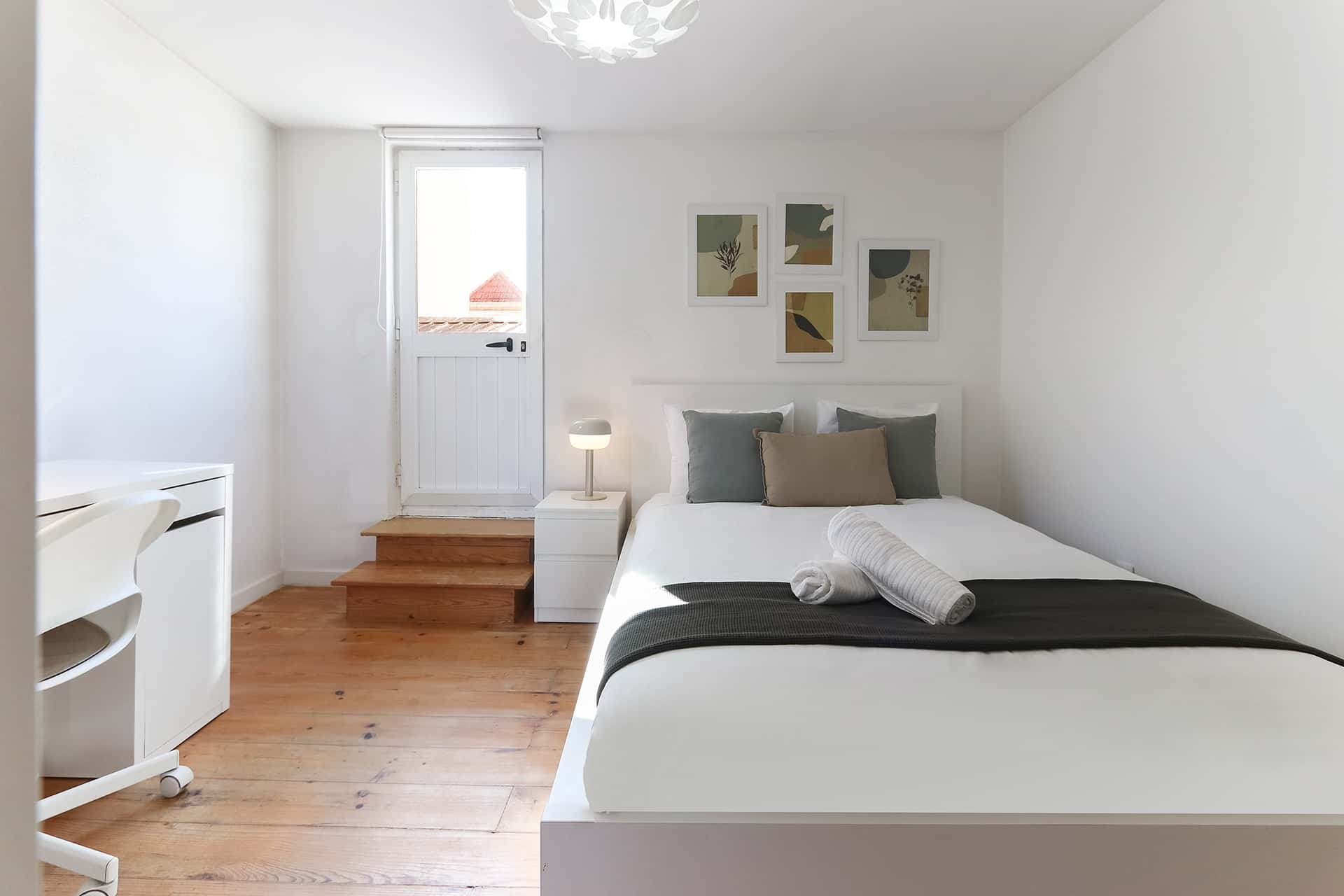 Bedroom with private terrace in a 6-bedroom apartment in Lisbon - Room 6 photo 1