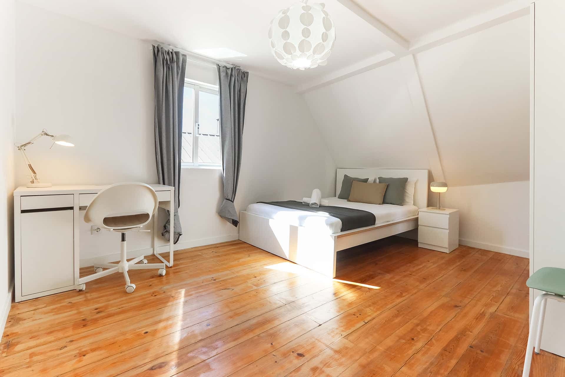 Bright bedroom in a 6-bedroom apartment in Lisbon - Room 4 photo 1