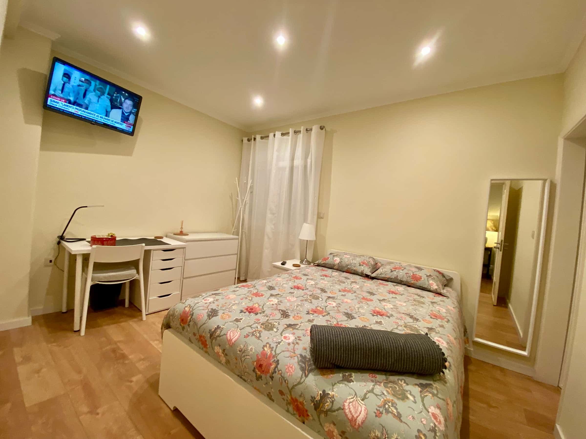 Room with private bathroom in Oeiras (coast of Lisbon) photo 1