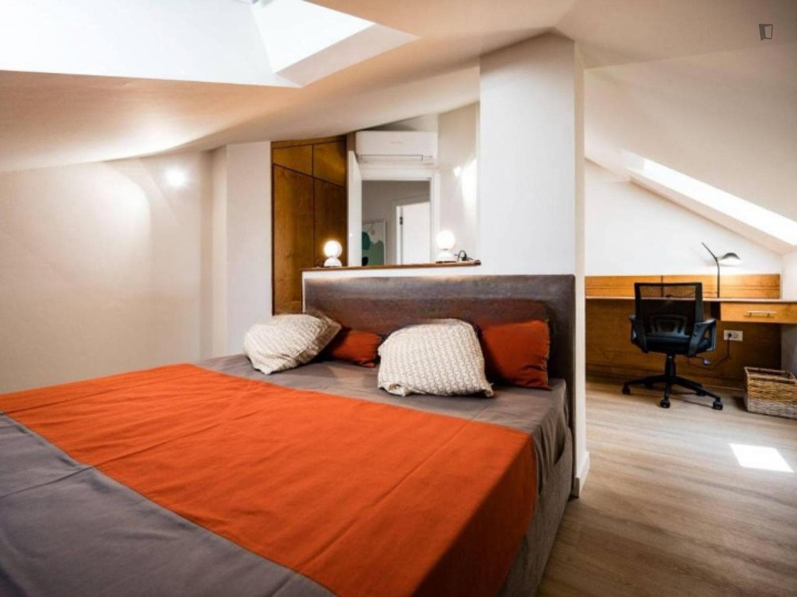 Double bedroom in 3-bedroom apartment photo 1