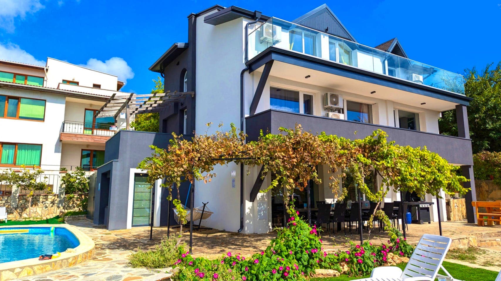 A modern vibrant residence at the very heart of the coastal town of Balchik photo 1