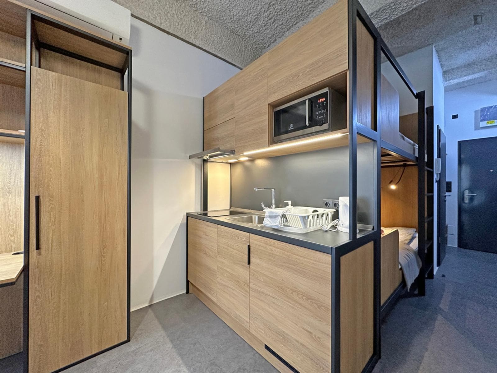 Comfortable studio close to Budapest-Keleti metro and train station photo 1