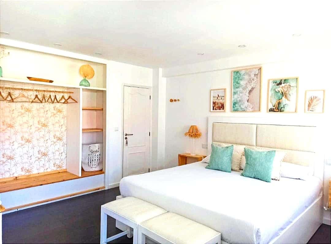 Bright room with private bathroom and balcony in Peniche photo 1