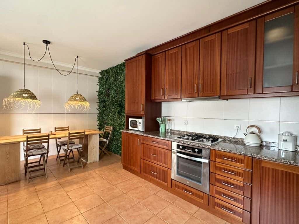 Super light room with private bathroom. R4 photo 1