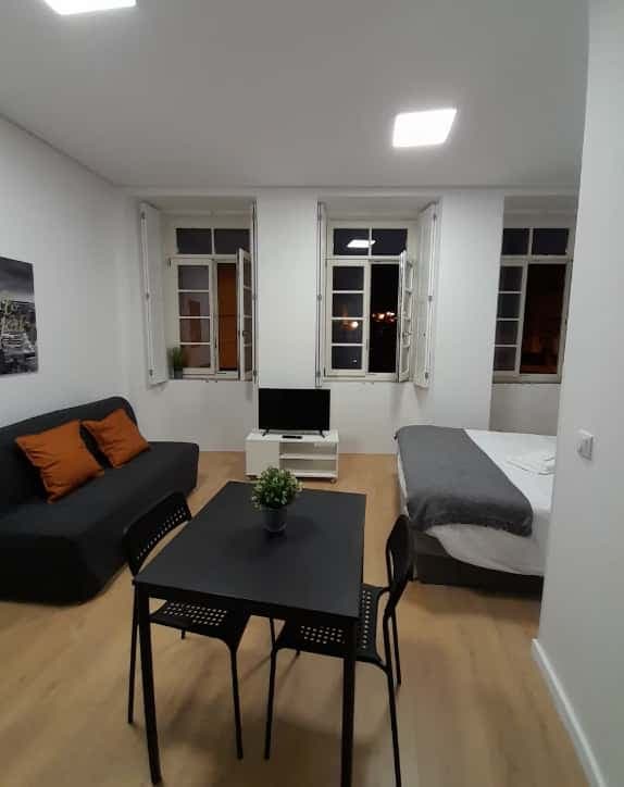 Studio - Rua de Cedofeita 1st floor front photo 1