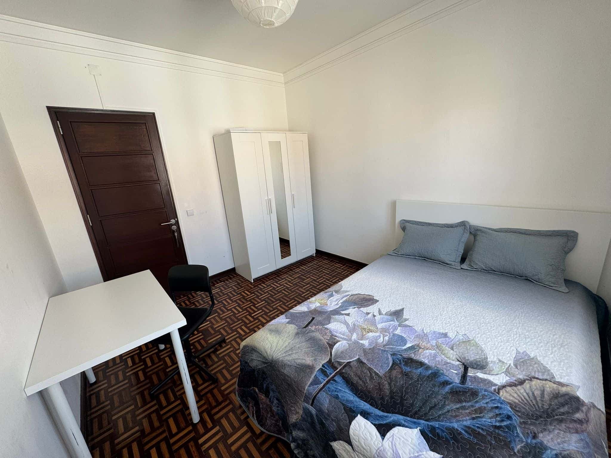 Spacious room in Lisbon City Center photo 1