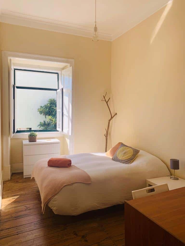 Bedroom for rent in 6-bedroom house in Parede - Room Creativity photo 1