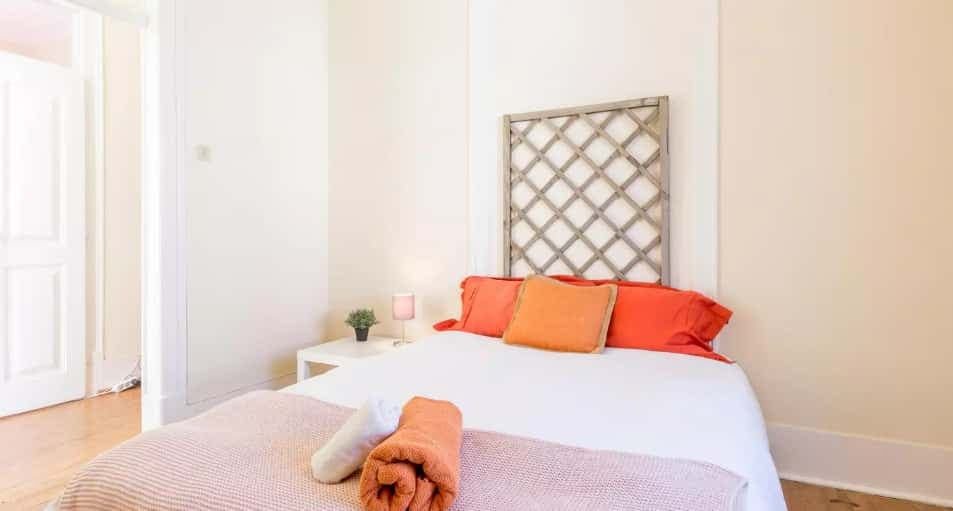 Bedroom for rent in 6-bedroom house in Parede - Room Happiness photo 1