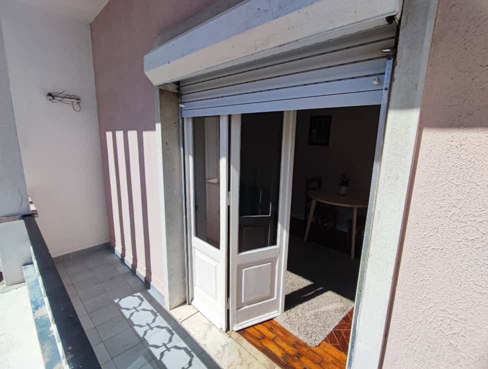 T2 apartment in Damaia, Lisbon  (SEP-MAY Only) photo 1