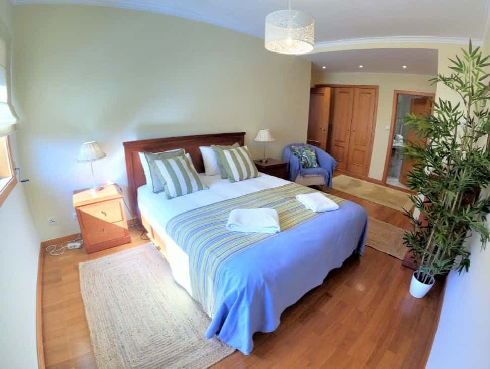 2-bedroom apartment with balcony in Algés, Lisbon photo 1