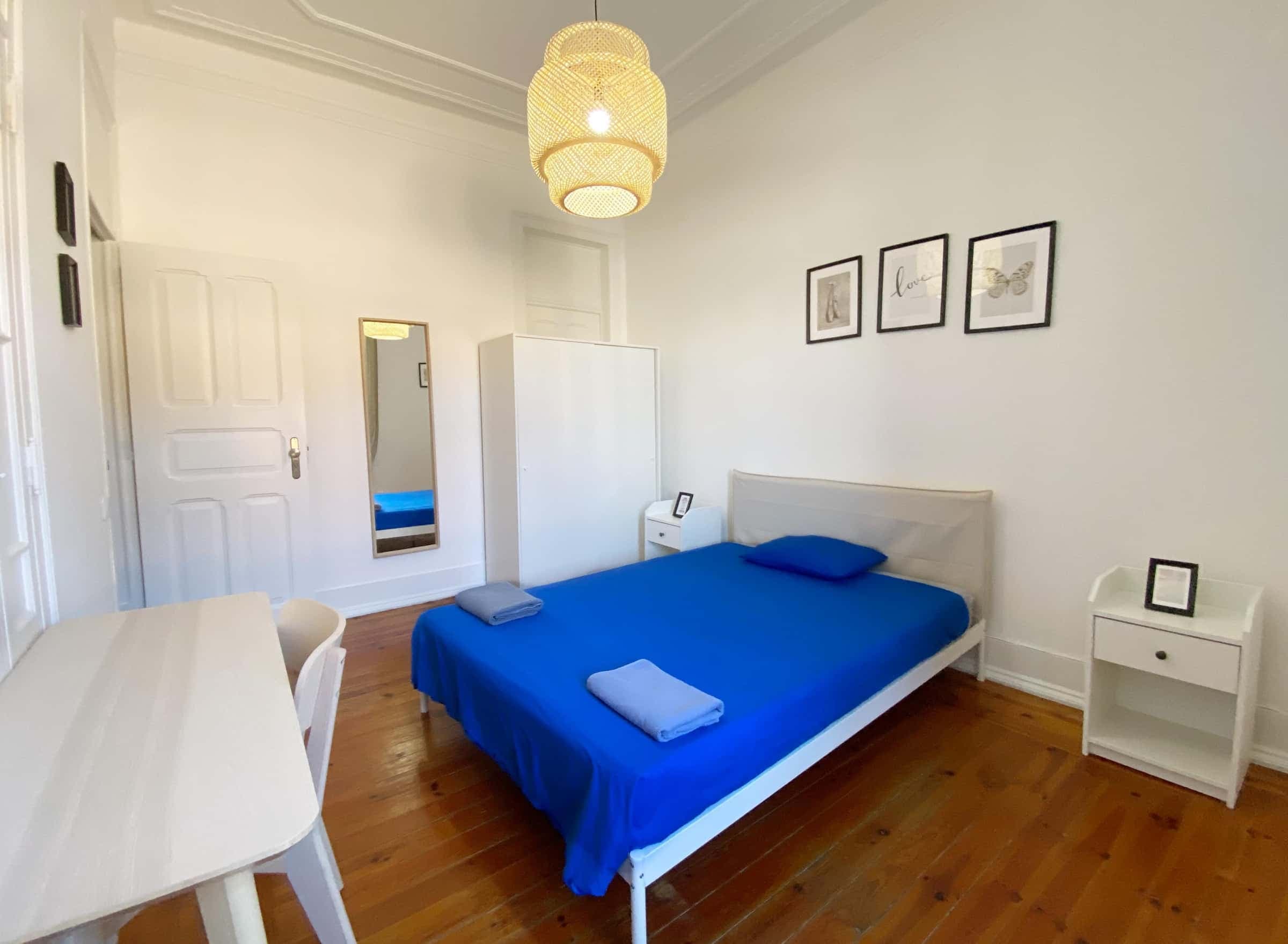 Bedroom in a 3-bedroom apartment in Rua Tenente Raul Cascais, Lisbon photo 1