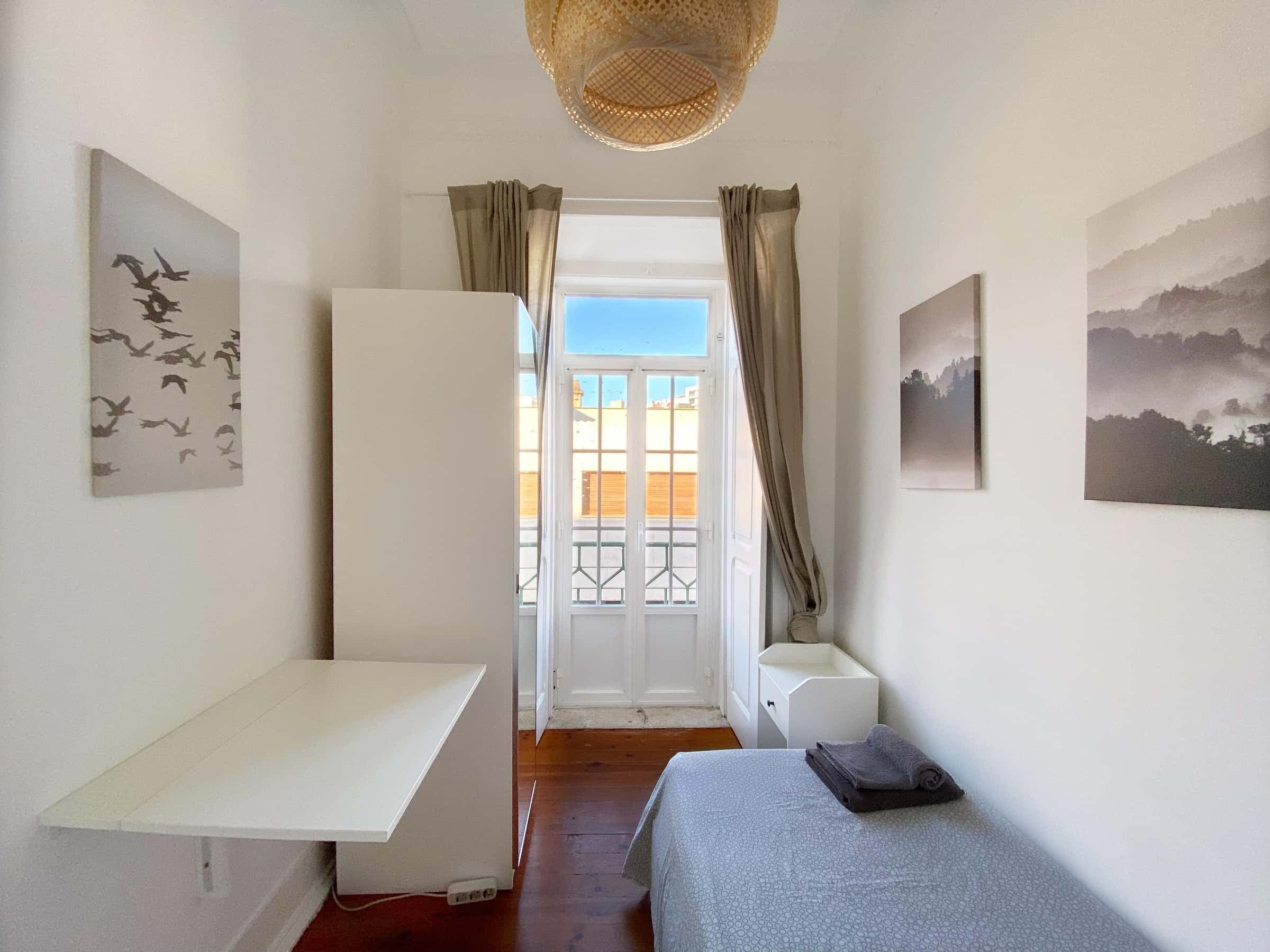 Cosy single room with balcony in a 3-bedroom apartment in Rua Tenente Raul Cascais, Lisbon photo 1