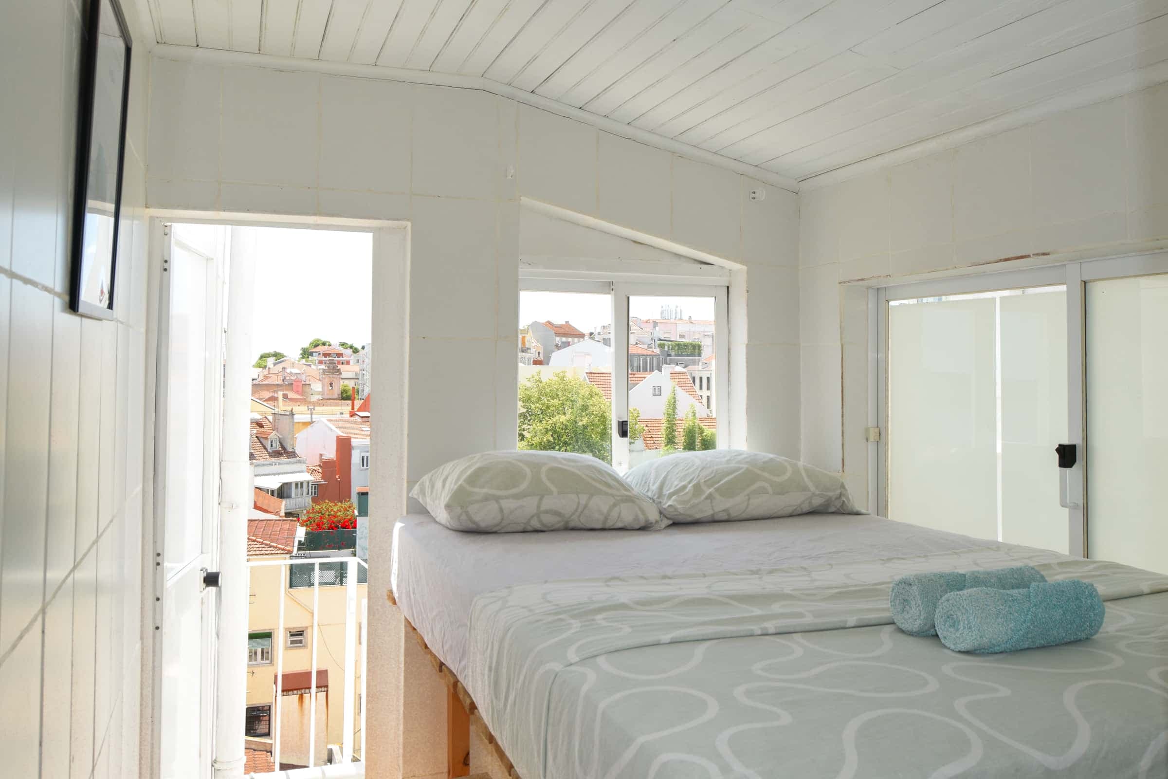 Room D in a 4-bedroom apartment in Rua da Lapa, Lisbon (Dec-Mar only) photo 1