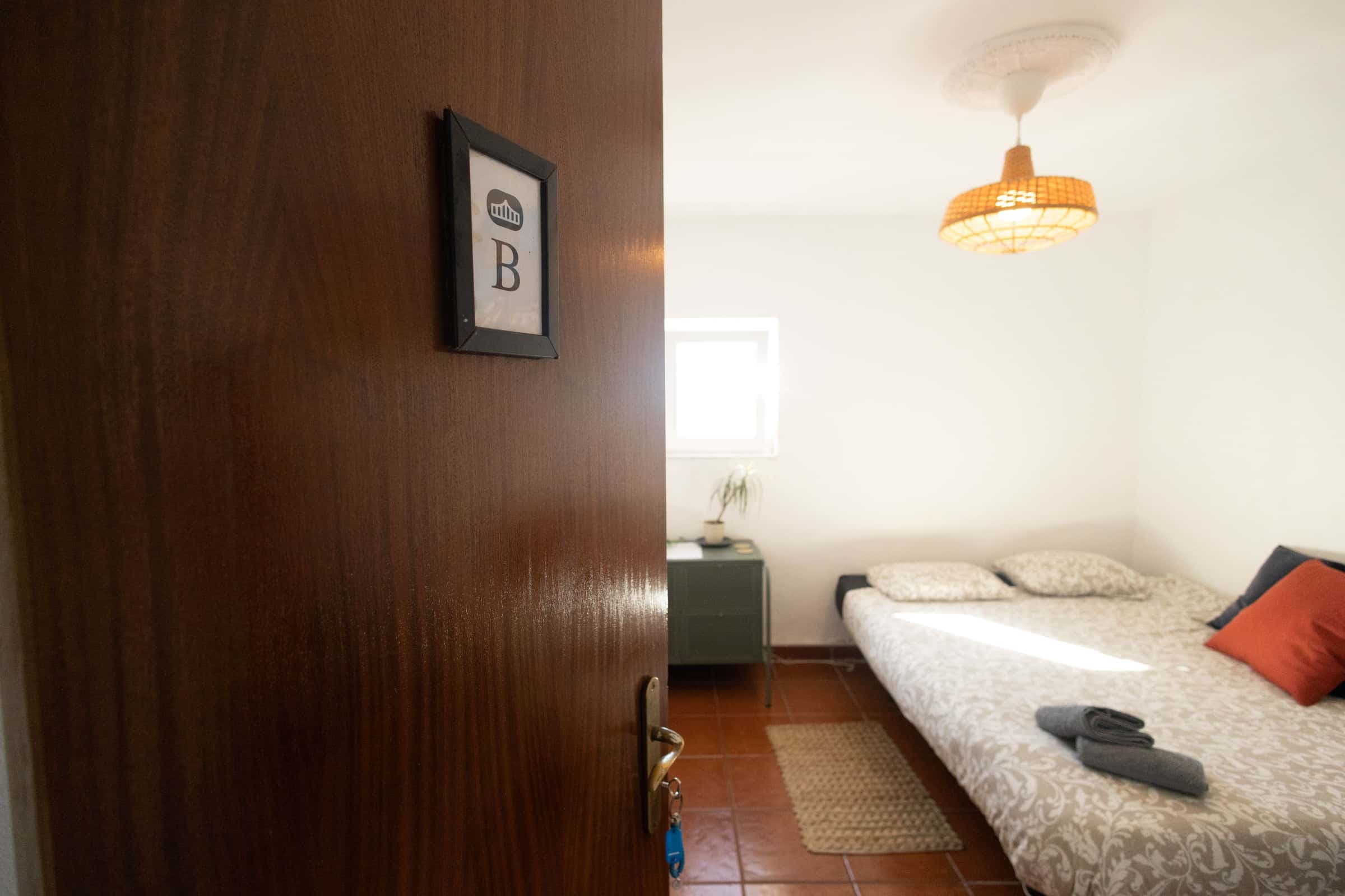 Room B in a 4-bedroom apartment in Rua da Lapa, Lisbon (Dec-Mar only) photo 1