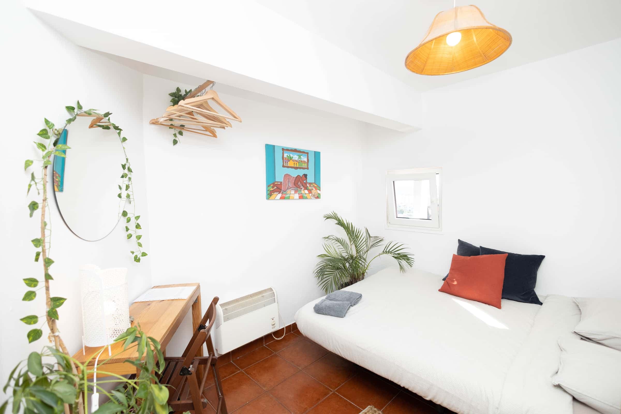 Room A in a 4-bedroom apartment in Rua da Lapa, Lisbon (Dec-Mar only) photo 1