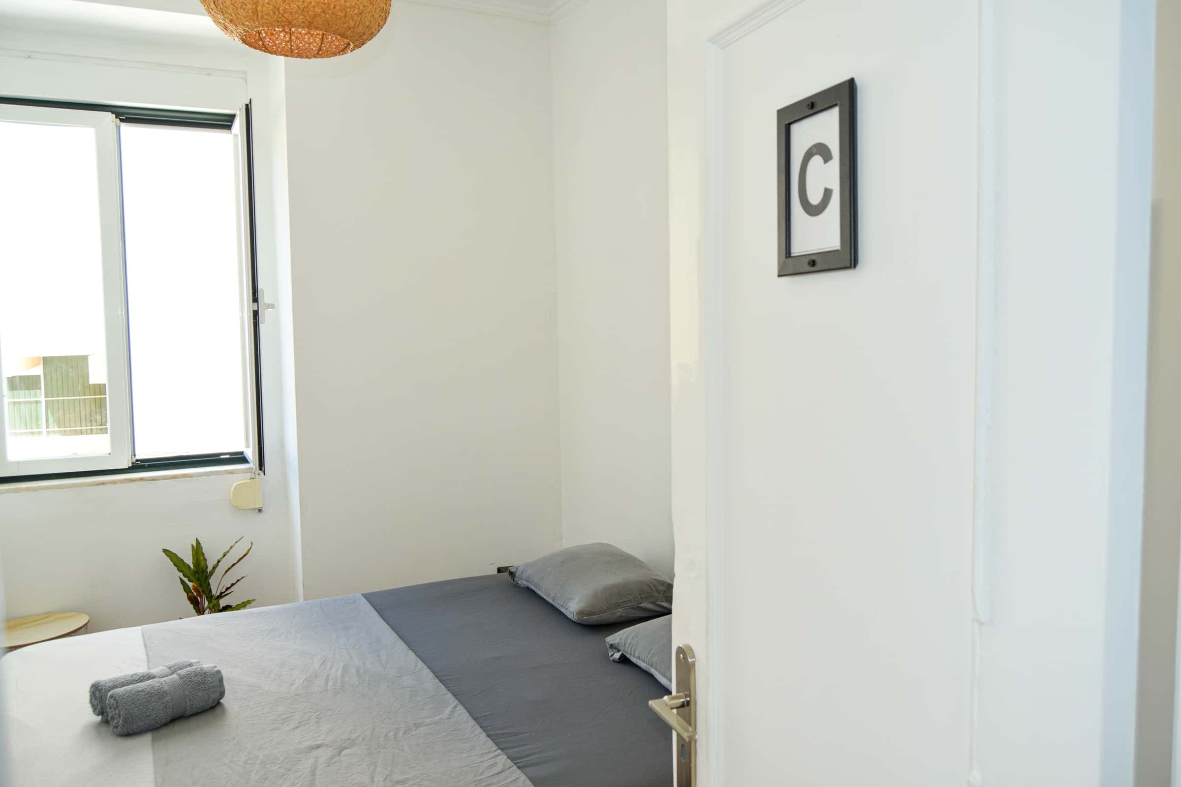 Room C in a 4-bedroom Apartment in Rua Palmira, Lisbon (Dec-Mar only) photo 1