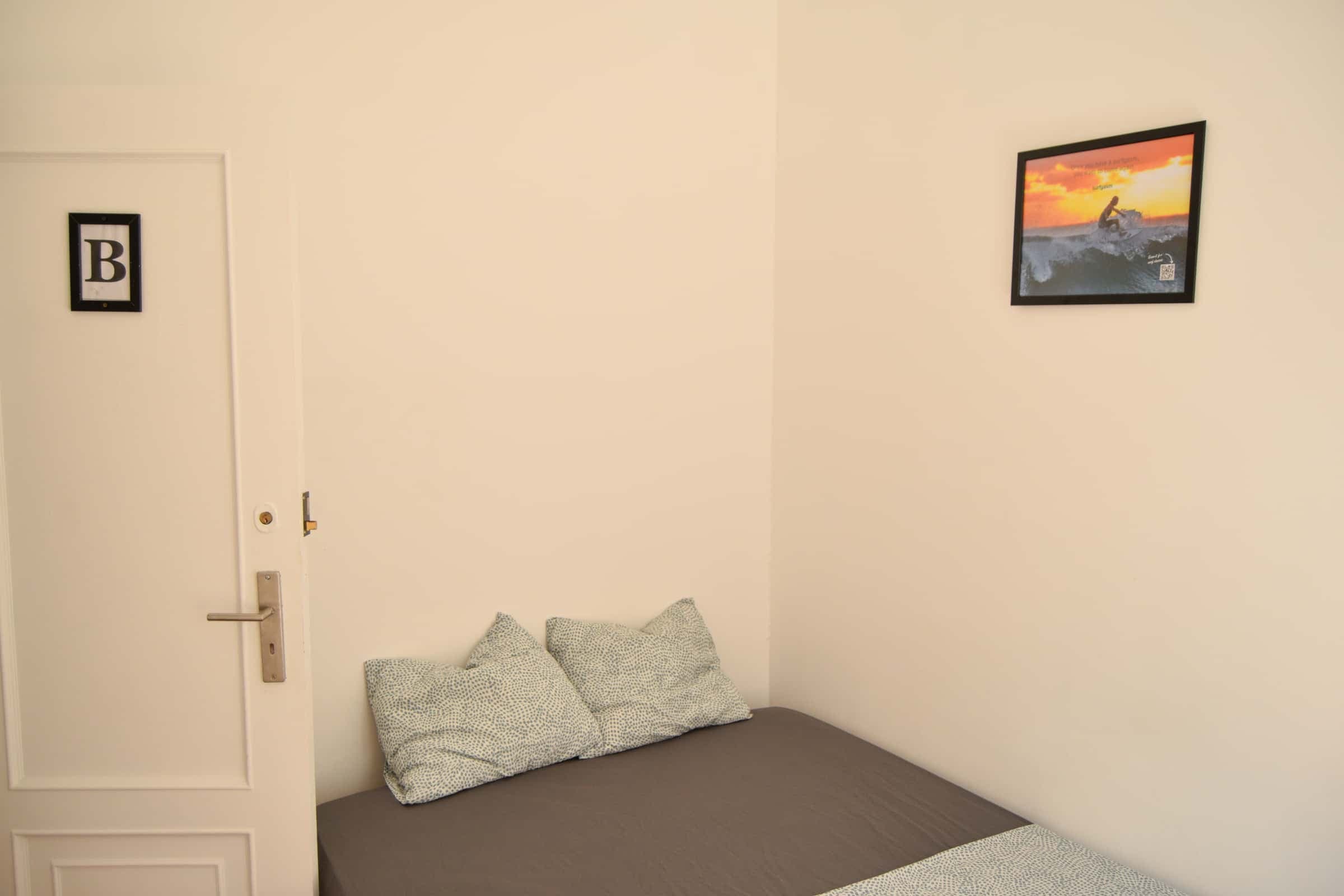 Room B in a 4-bedroom Apartment in Rua Palmira, Lisbon (Dec-Mar only) photo 1