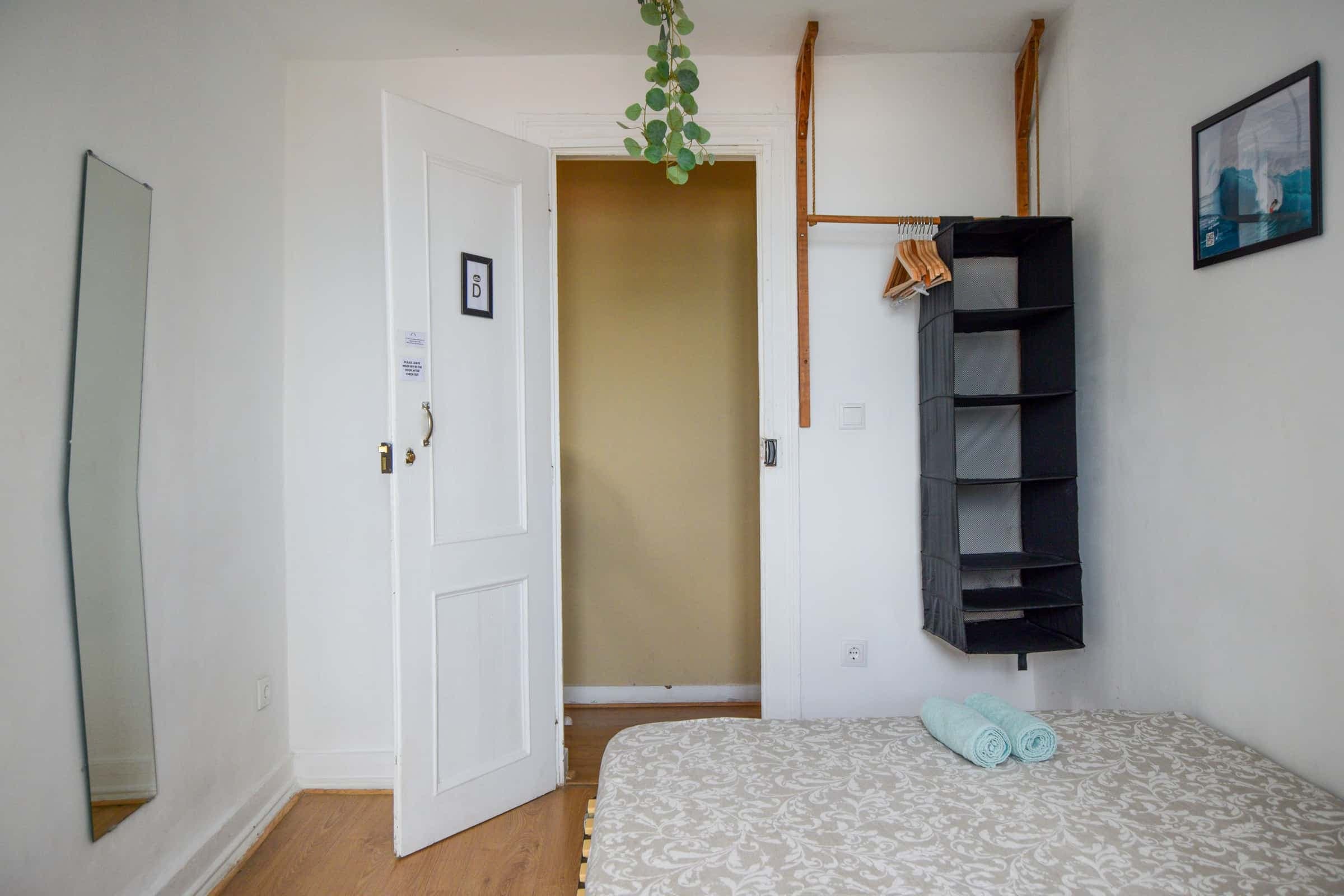 Room D in a 6-bedroom Apartment in Rua Garcia de Orta, Lisbon (Jan-Mar only) photo 1