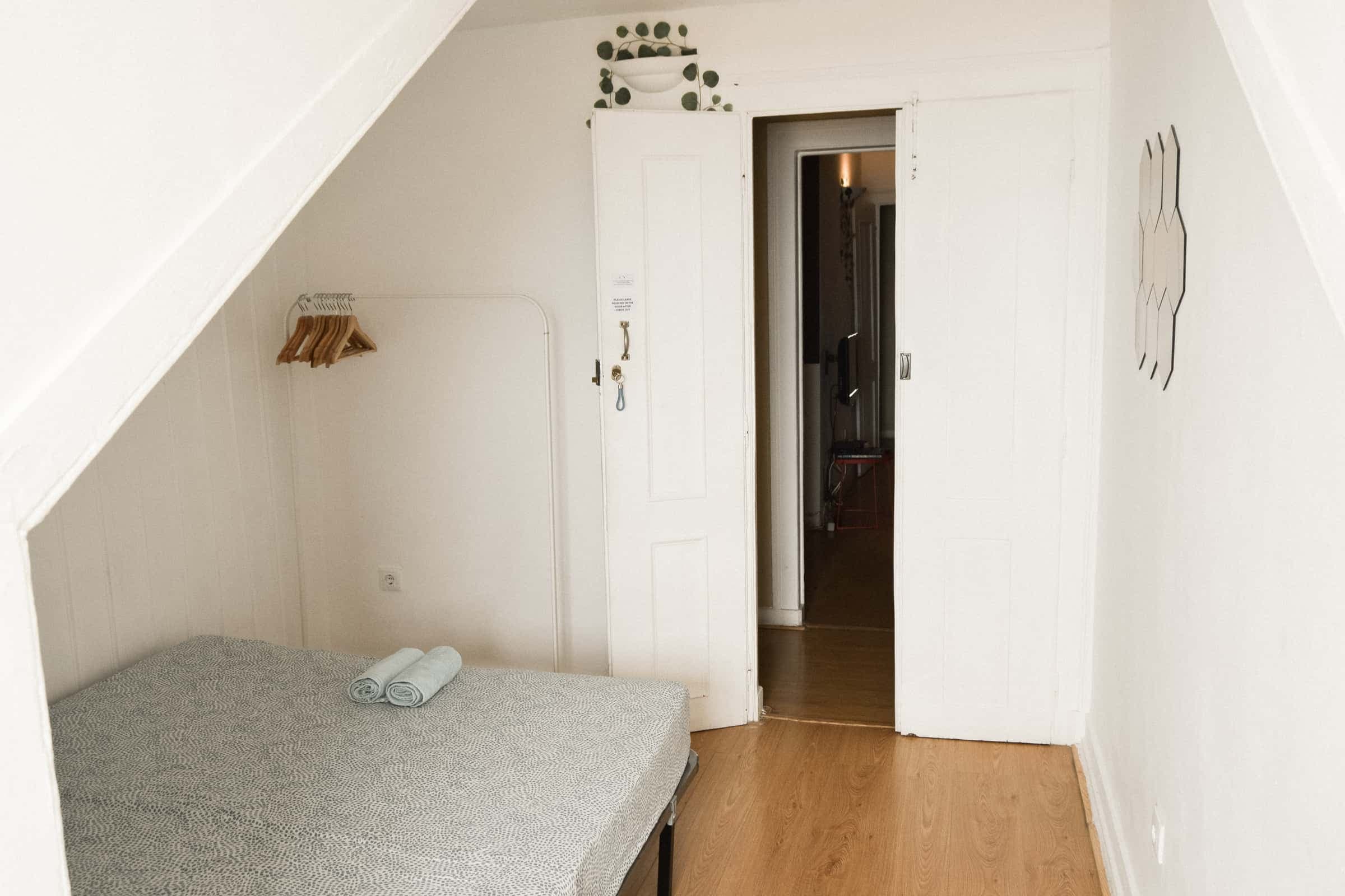 Room B in a 6-bedroom apartment in Rua Garcia de Orta, Lisbon (Jan-Mar only) photo 1