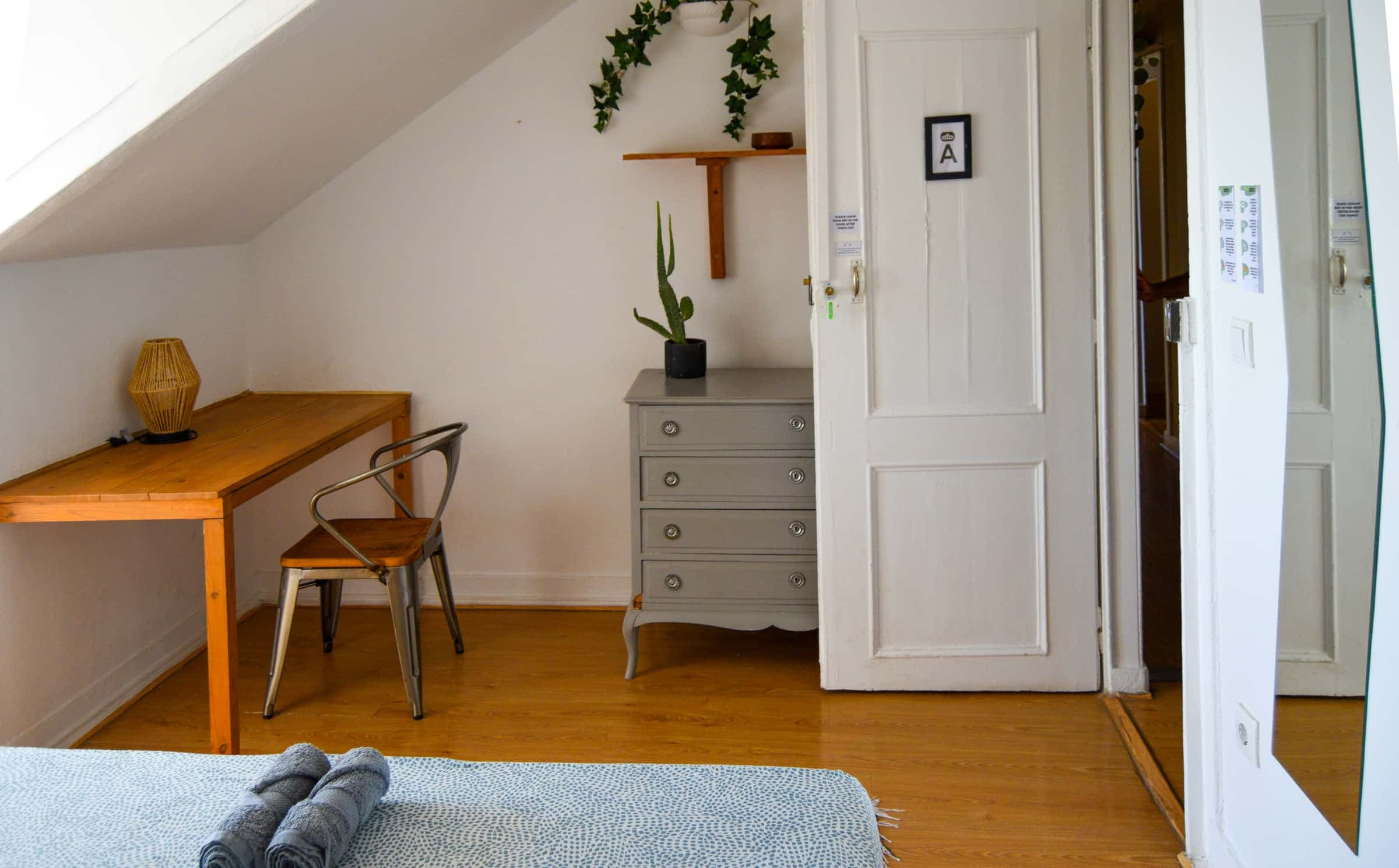Room A in a 6-bedroom apartment in Rua Garcia de Orta, Lisbon (Jan-Mar only) photo 1
