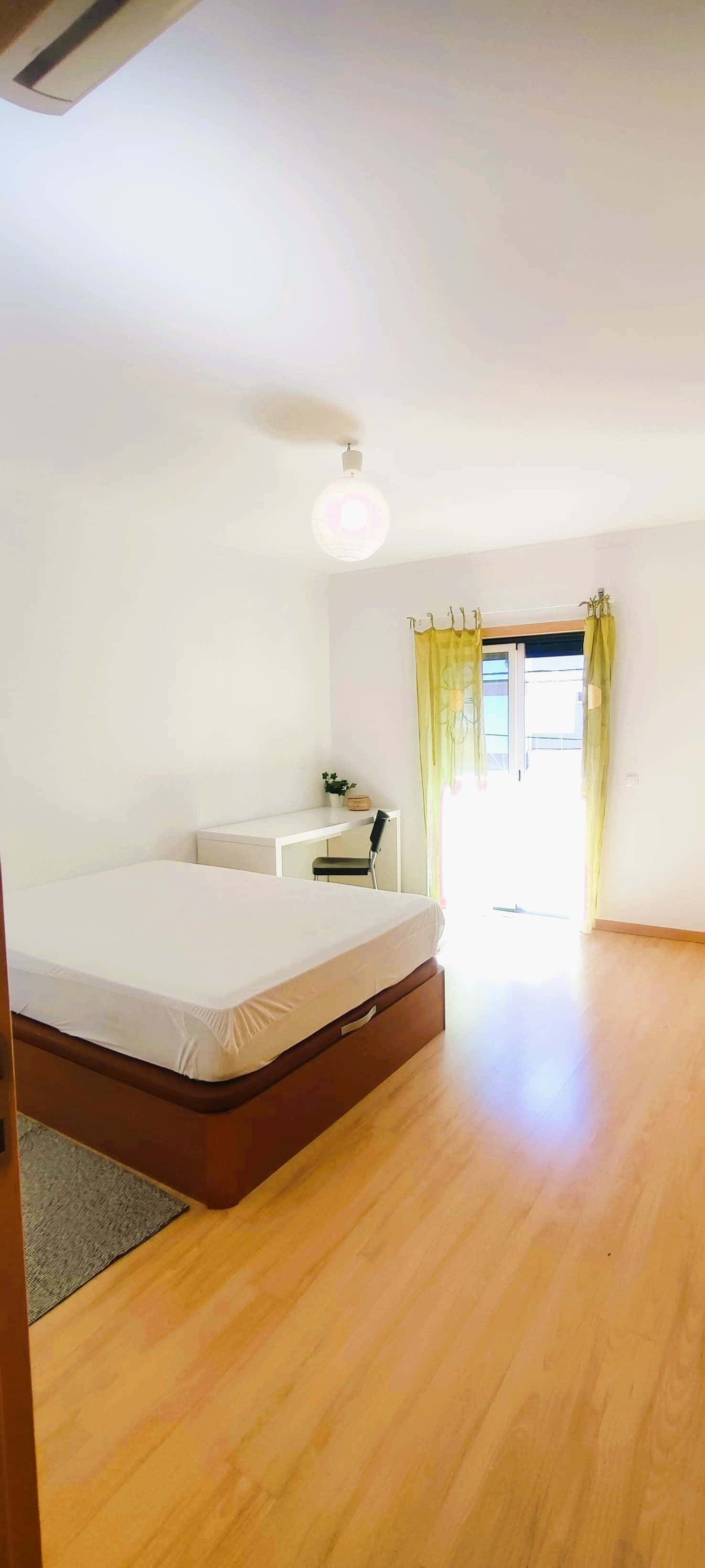 Bright room with balcony and private bathroom - Room 3 photo 1