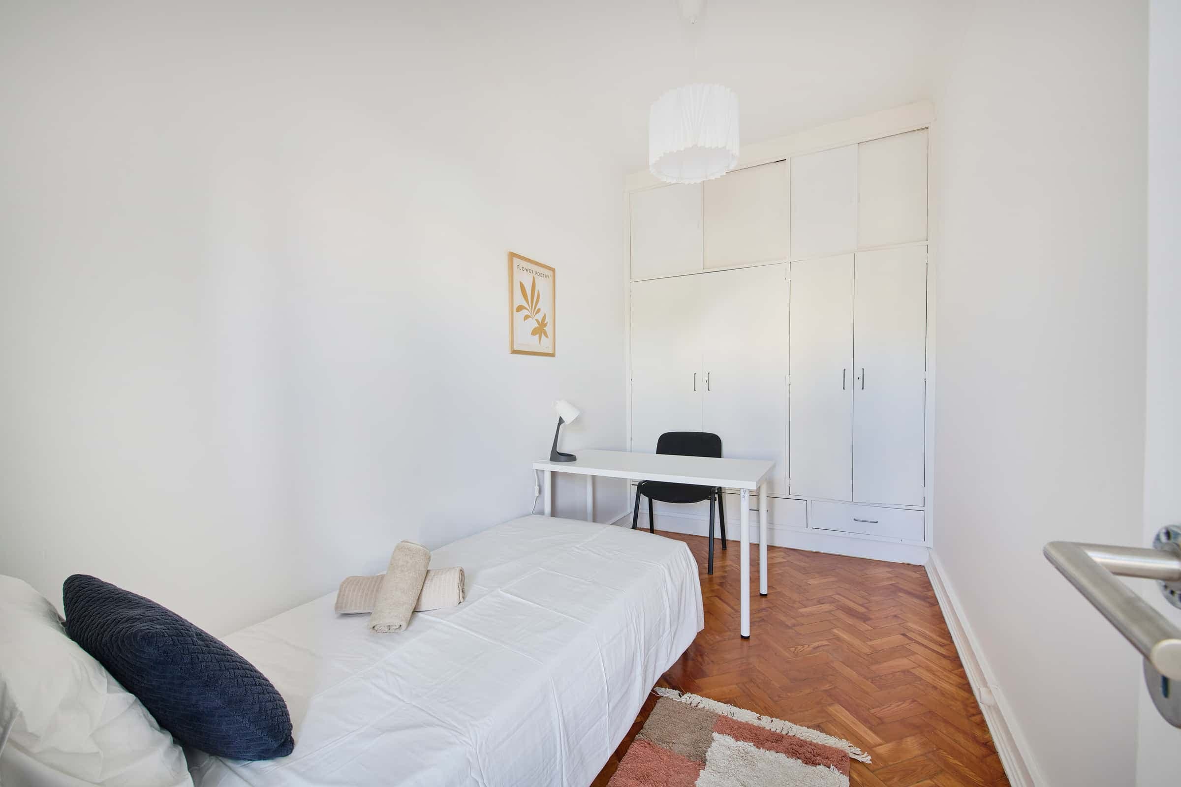 Cosy bedroom in a 6-bedroom apartment in Lisbon - Room 6 photo 1
