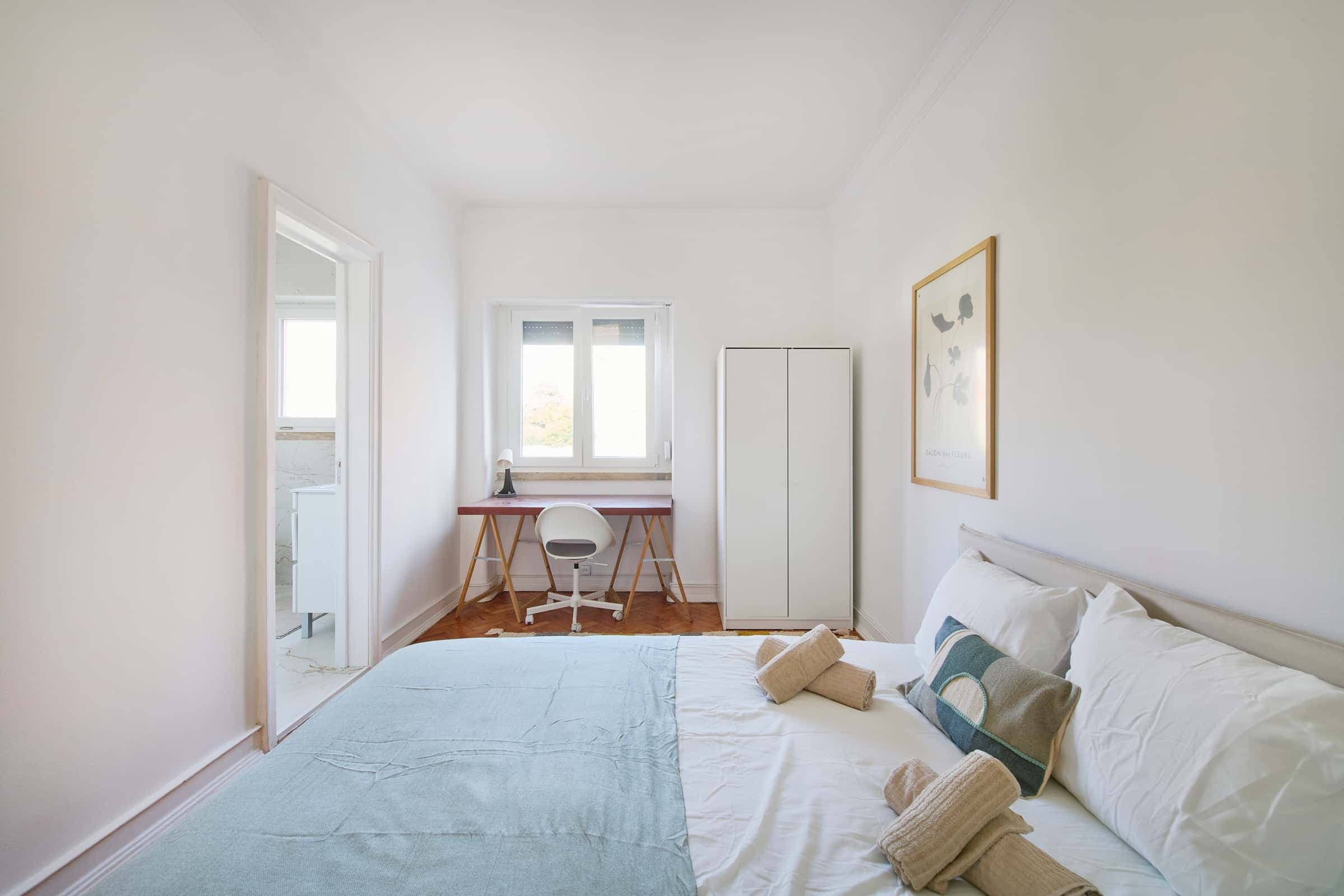 Bedroom with private bathroom in a 6-bedroom apartment in Lisbon - Room 4 photo 1