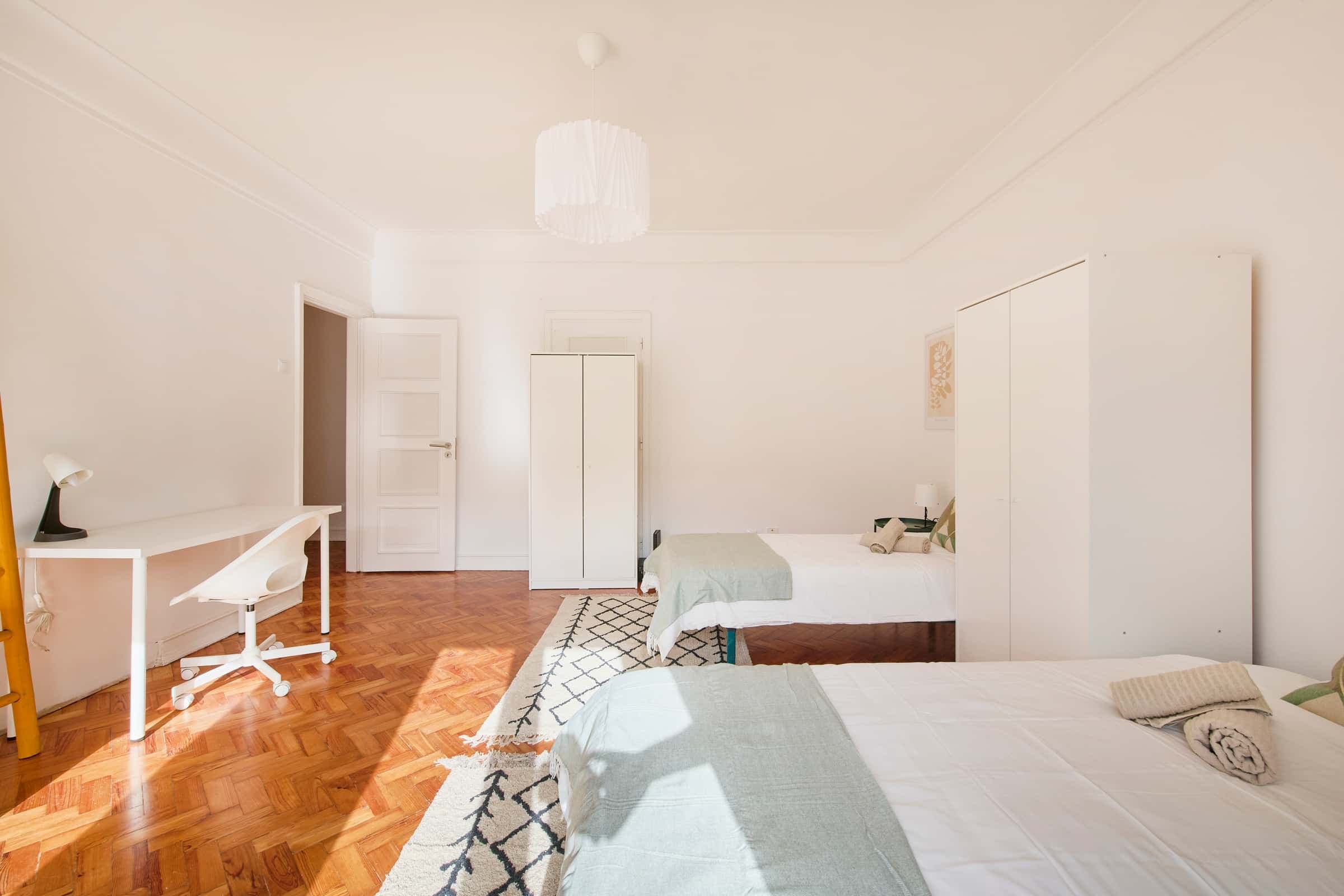 Twin Bedroom with balcony in a 6-bedroom apartment in Lisbon - Room 2 photo 1