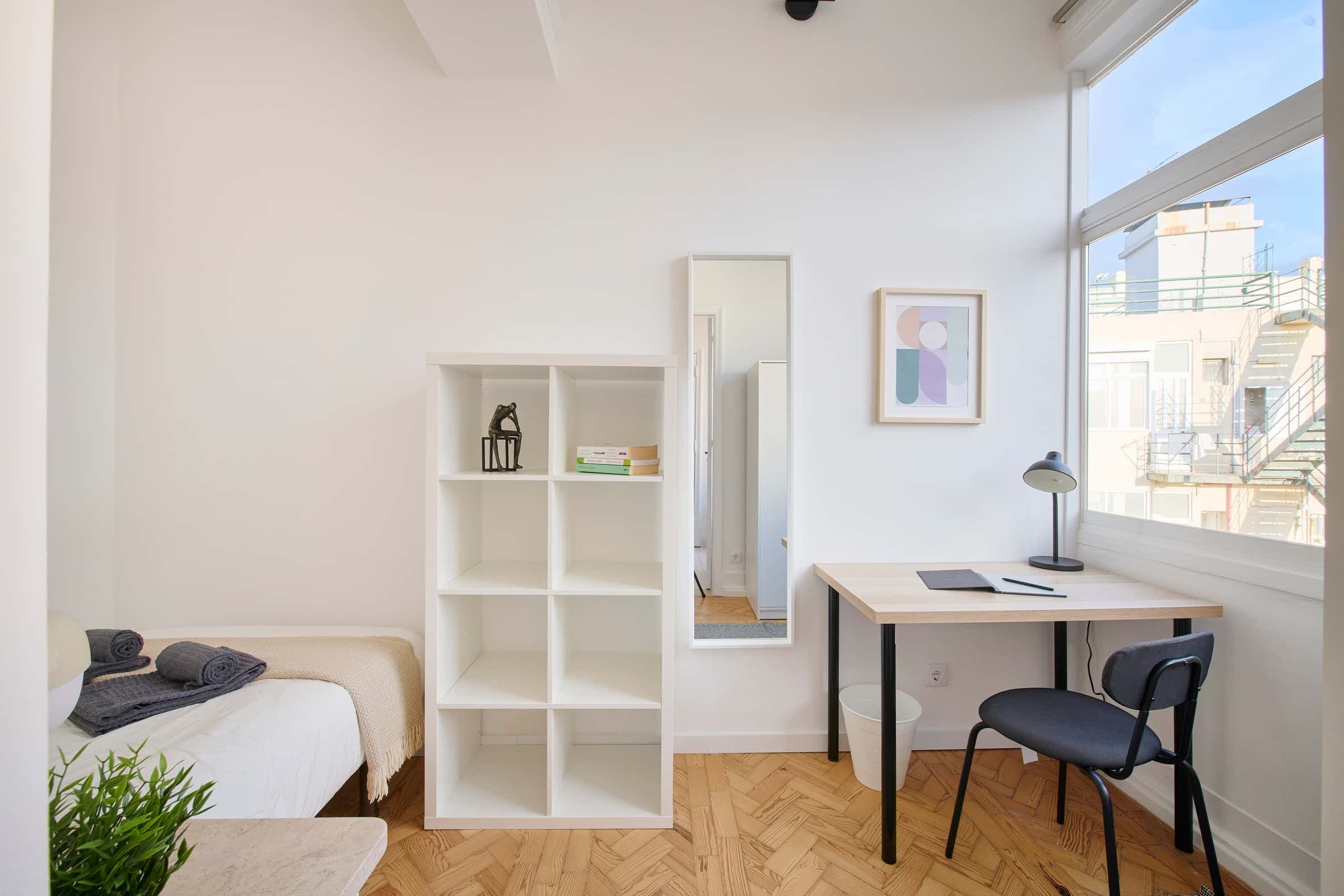 Comfortable bedroom in a 9-room apartment in Lisbon - Room 8 photo 1
