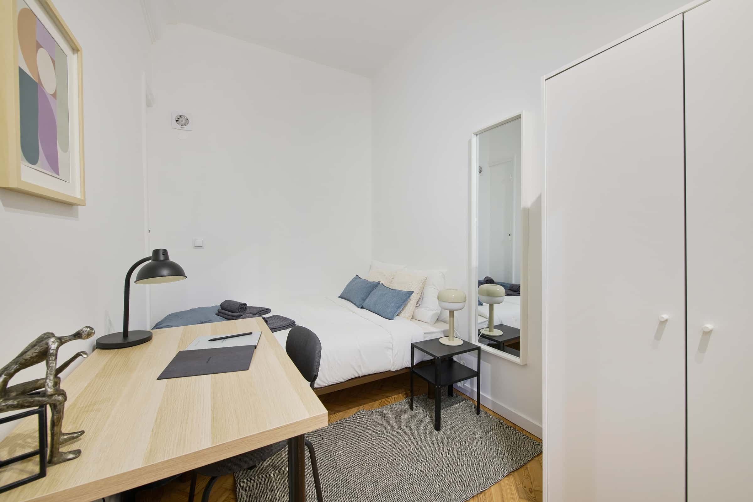 Bedroom in a 9-room apartment in Lisbon - Room 7 photo 1