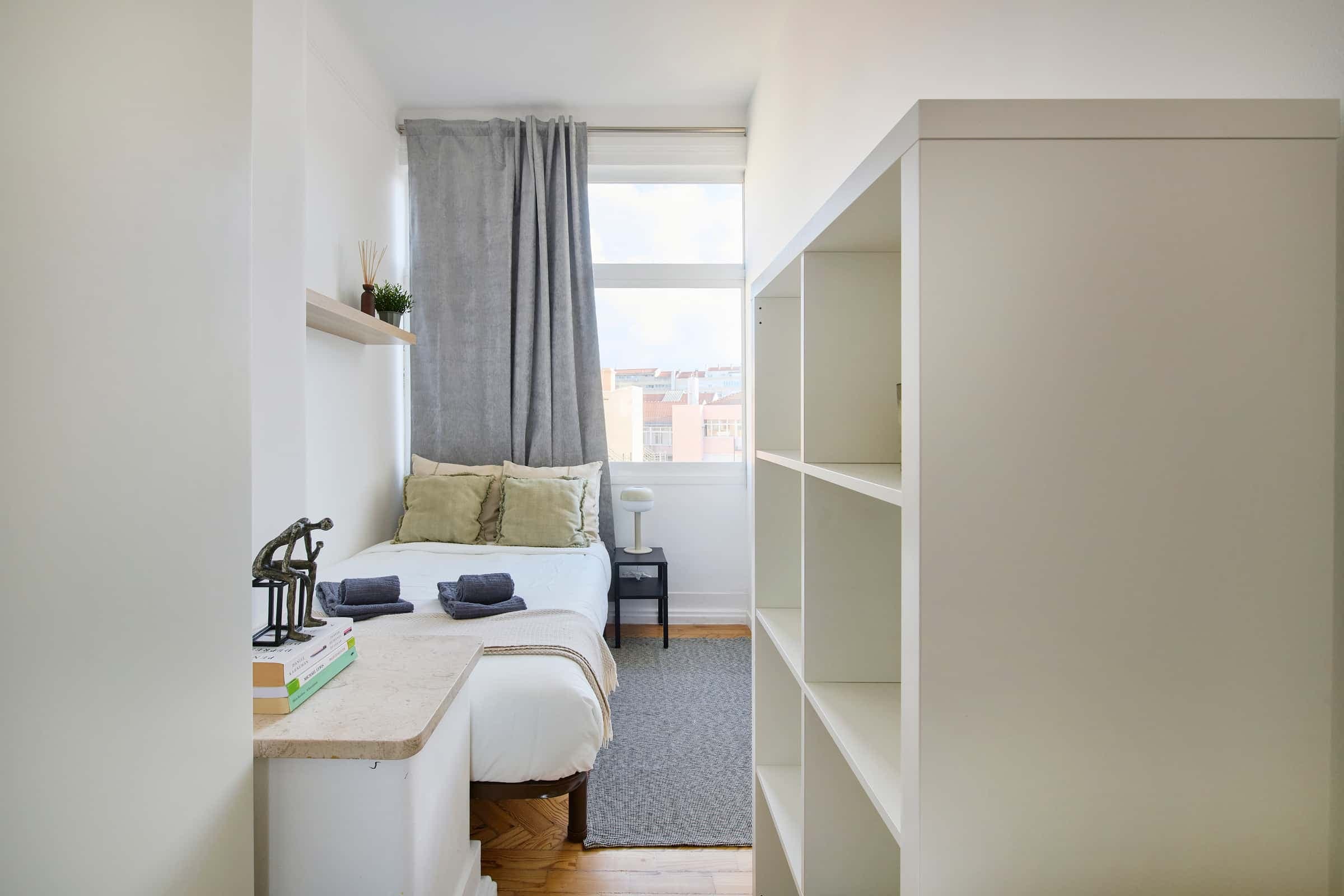 Bedroom in a 9-room apartment in Lisbon - Room 6 photo 1